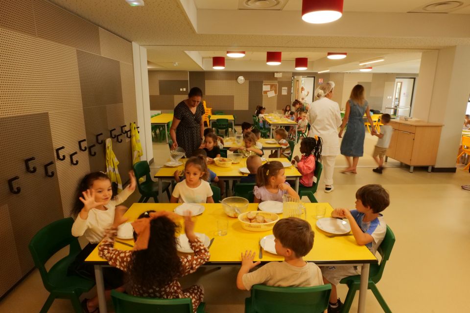 Rentrée scolaire : Les directeurs et directrices, aussi, ont fait leur rentrée ! 1 852 enfants étaient inscrits dans l'un des 13 restaurants scolaires de la Ville en cette rentrée. Un 14e, en lien avec Grenoble, devrait voir le jour d'ici la fin du mandat.