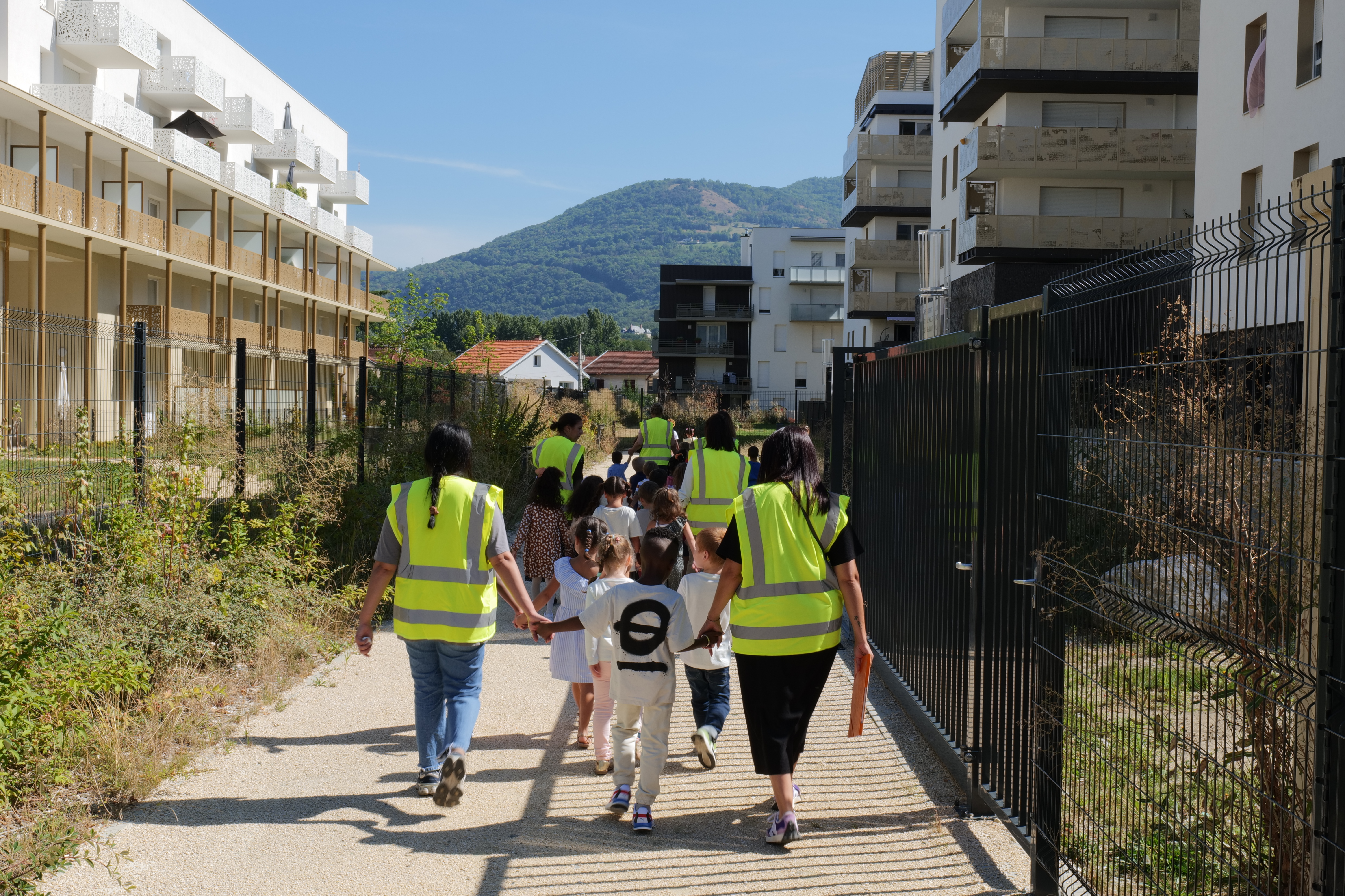 Des agent-es périscolaires accompagnent les enfants au restaurant scolaire 