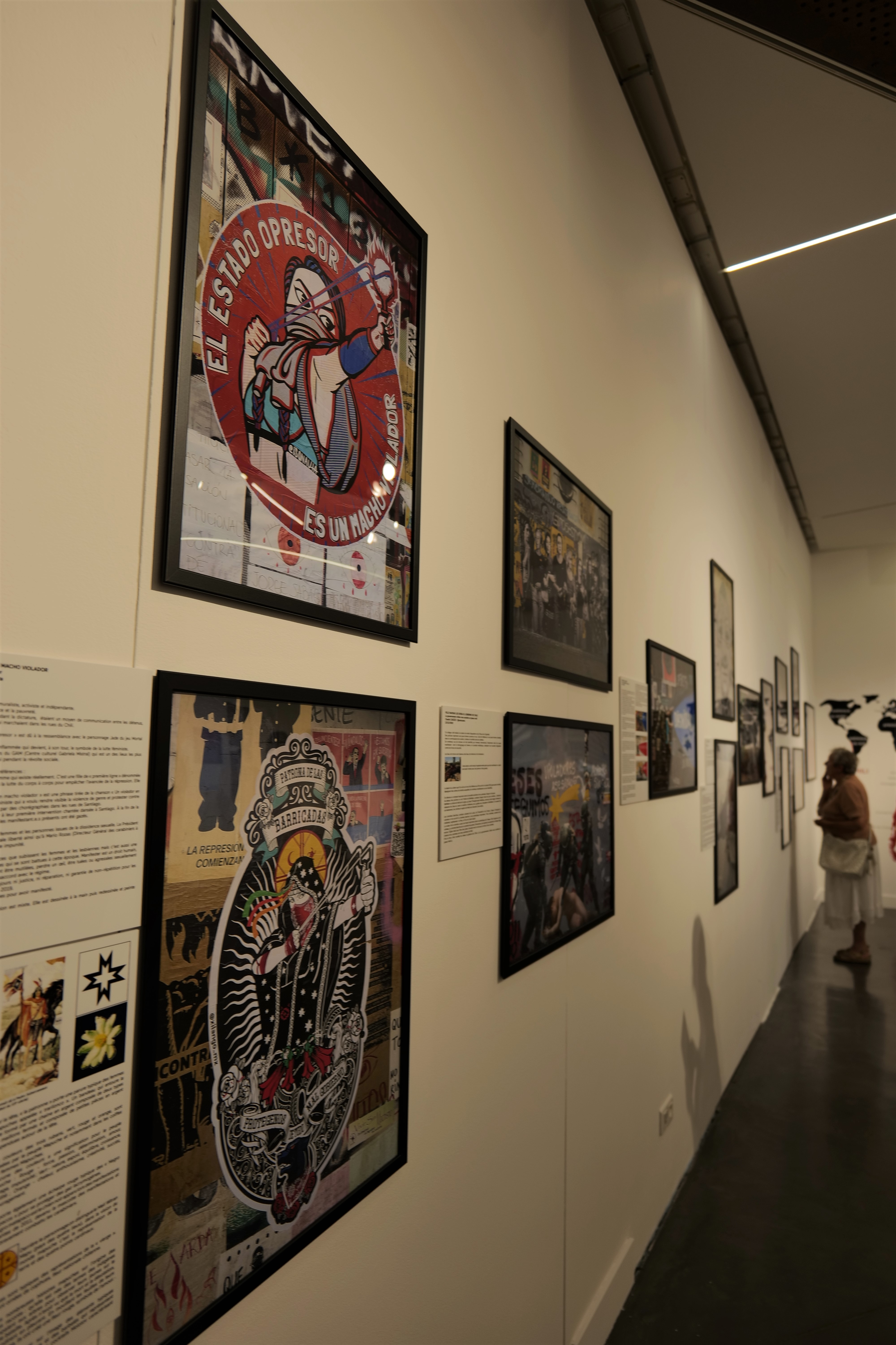 Lors du vernissage de l'exposition, les visiteurs découvrent les photos d'une explosion graphique sur les murs de Santiago en 2019.