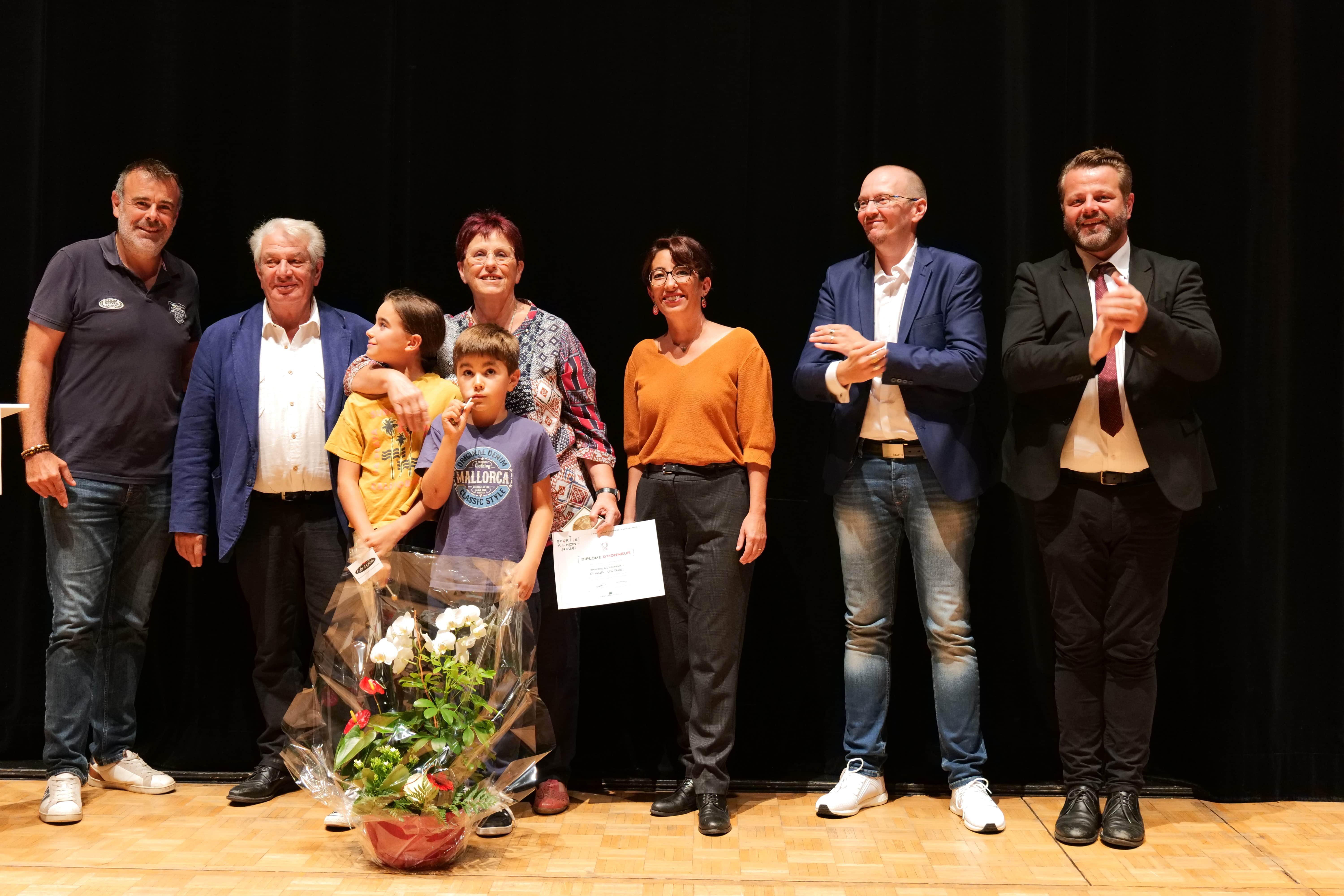 Elisabeth Legrand a reçu la médaille de la ville.