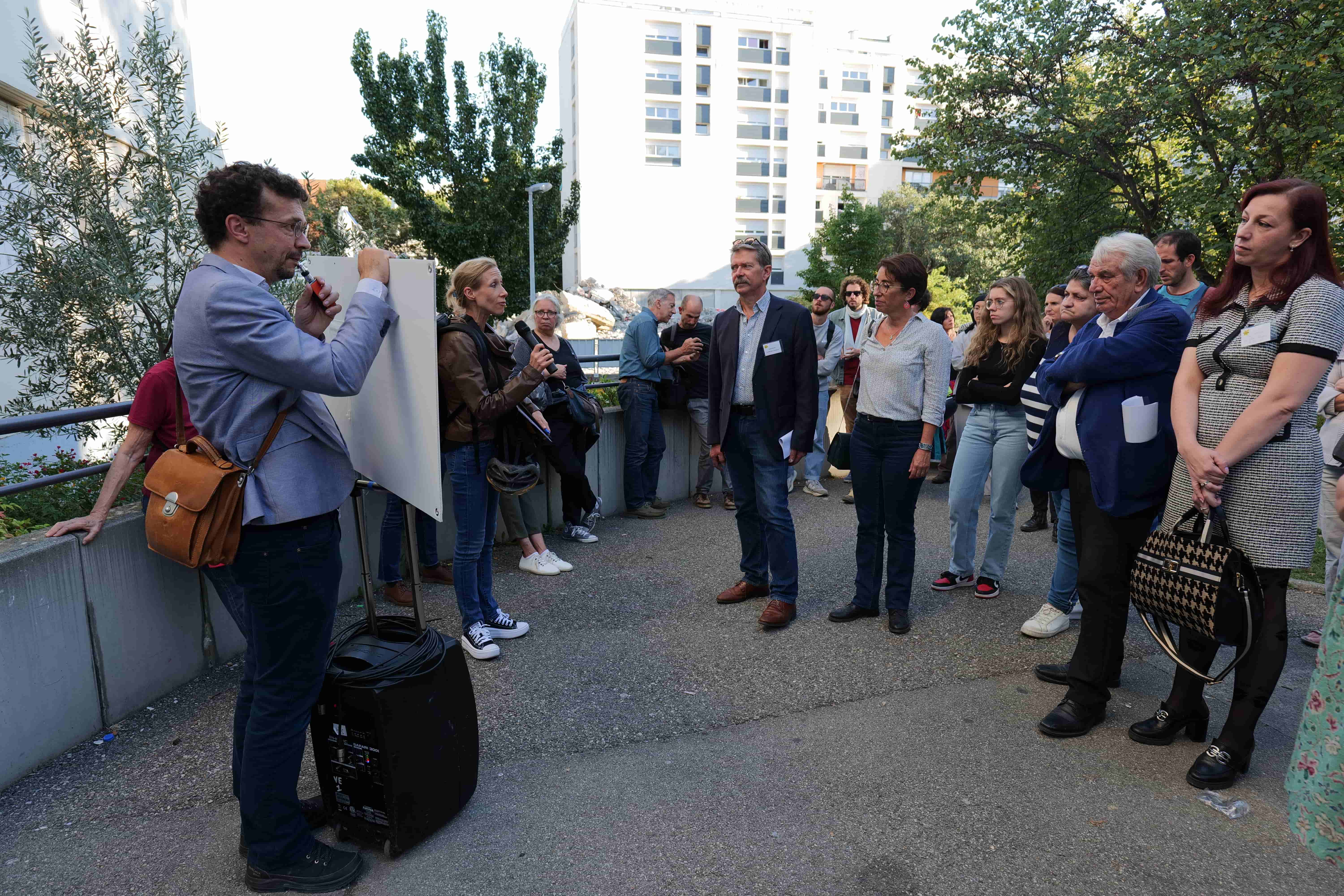 Le maire, les élu-es, les bailleurs sociaux et les habitant-es ont déambulé dans les rues du quartier.