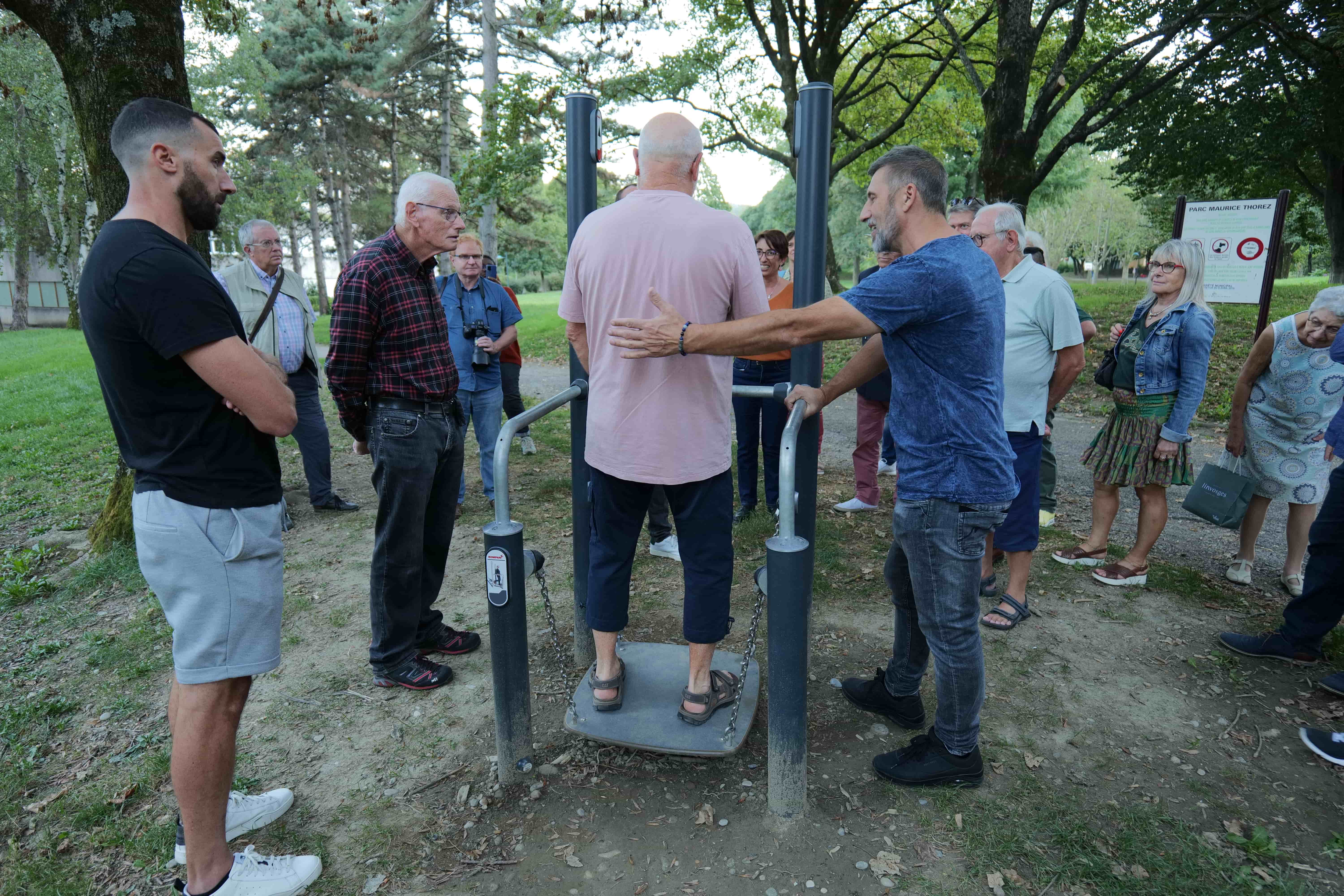 Les habitants testaient les agrès, celui-ci servant à travailler la proprioception.