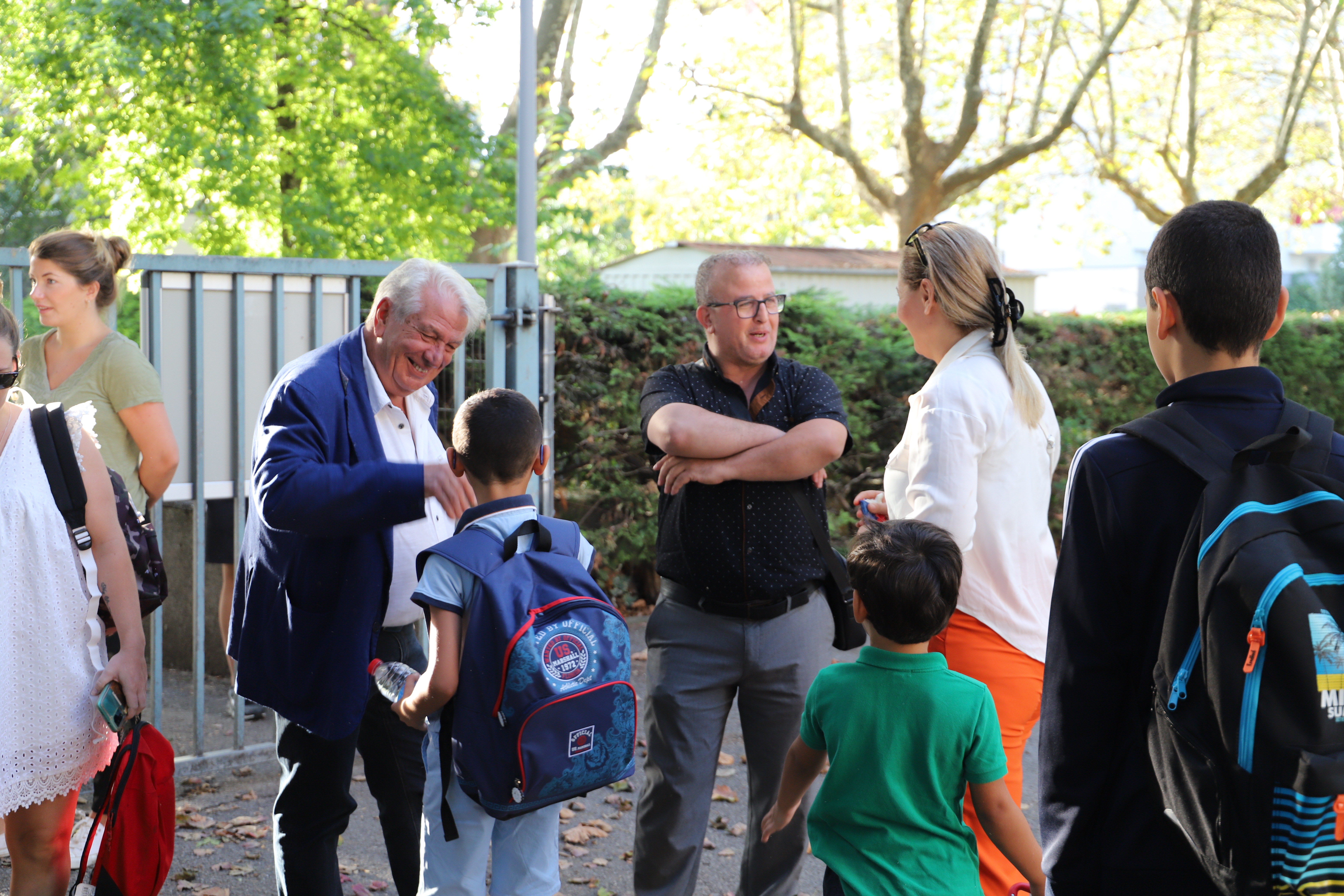 Le Maire Renzo Sulli salue un enfant faisant sa rentrée