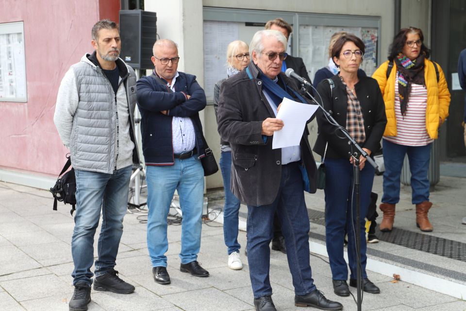 Renzo Sulli, au côté de la première adjointe Amandine Demore (à droite), et d'élu-es du conseil municipal, a rendu hommage aux deux professeurs lâchement assassinés, et à l'ensemble des victimes du terrorisme. 