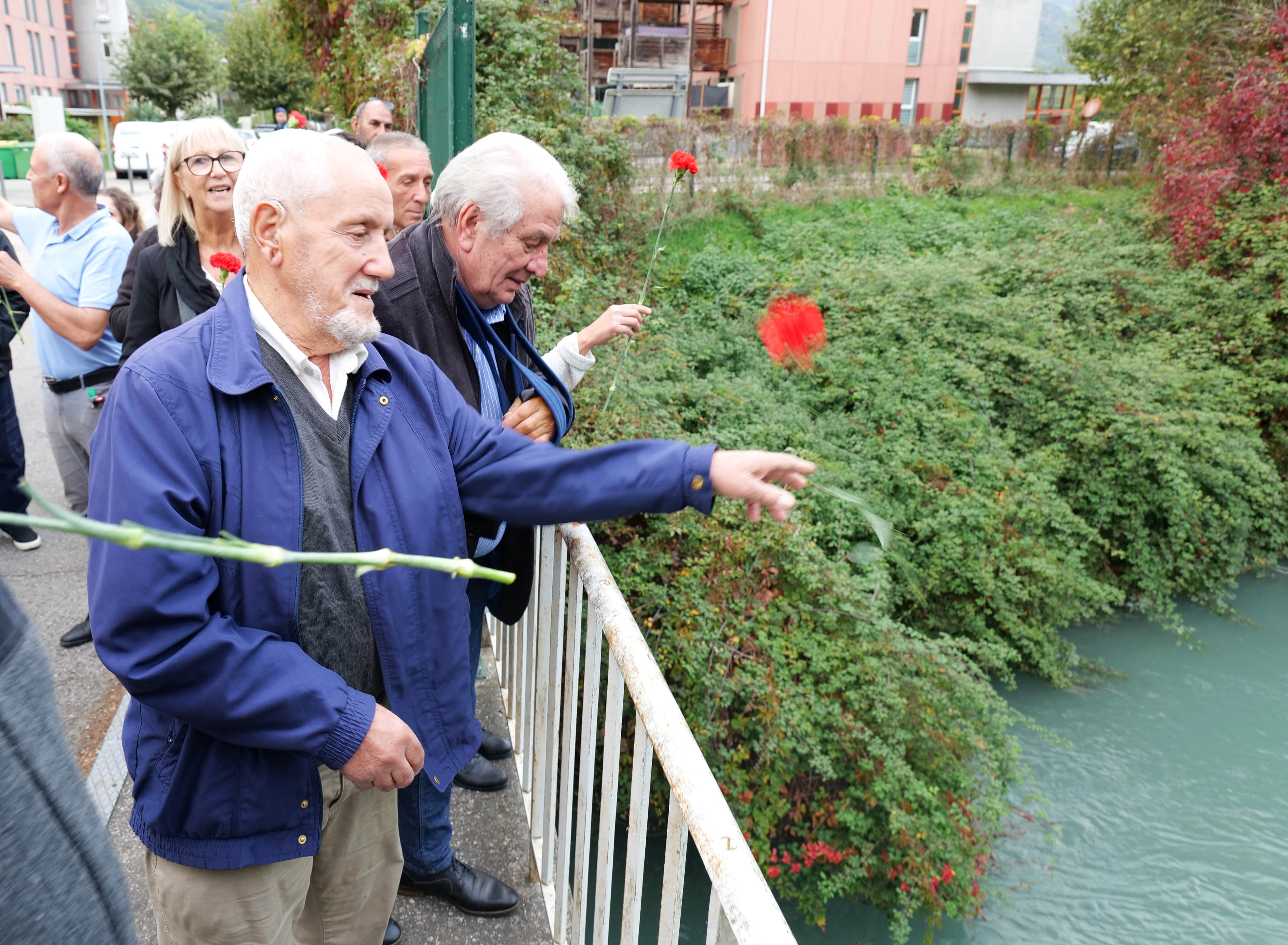 Habitants et élus déposaient des oeillets dans le lit du canal des 120 toises.