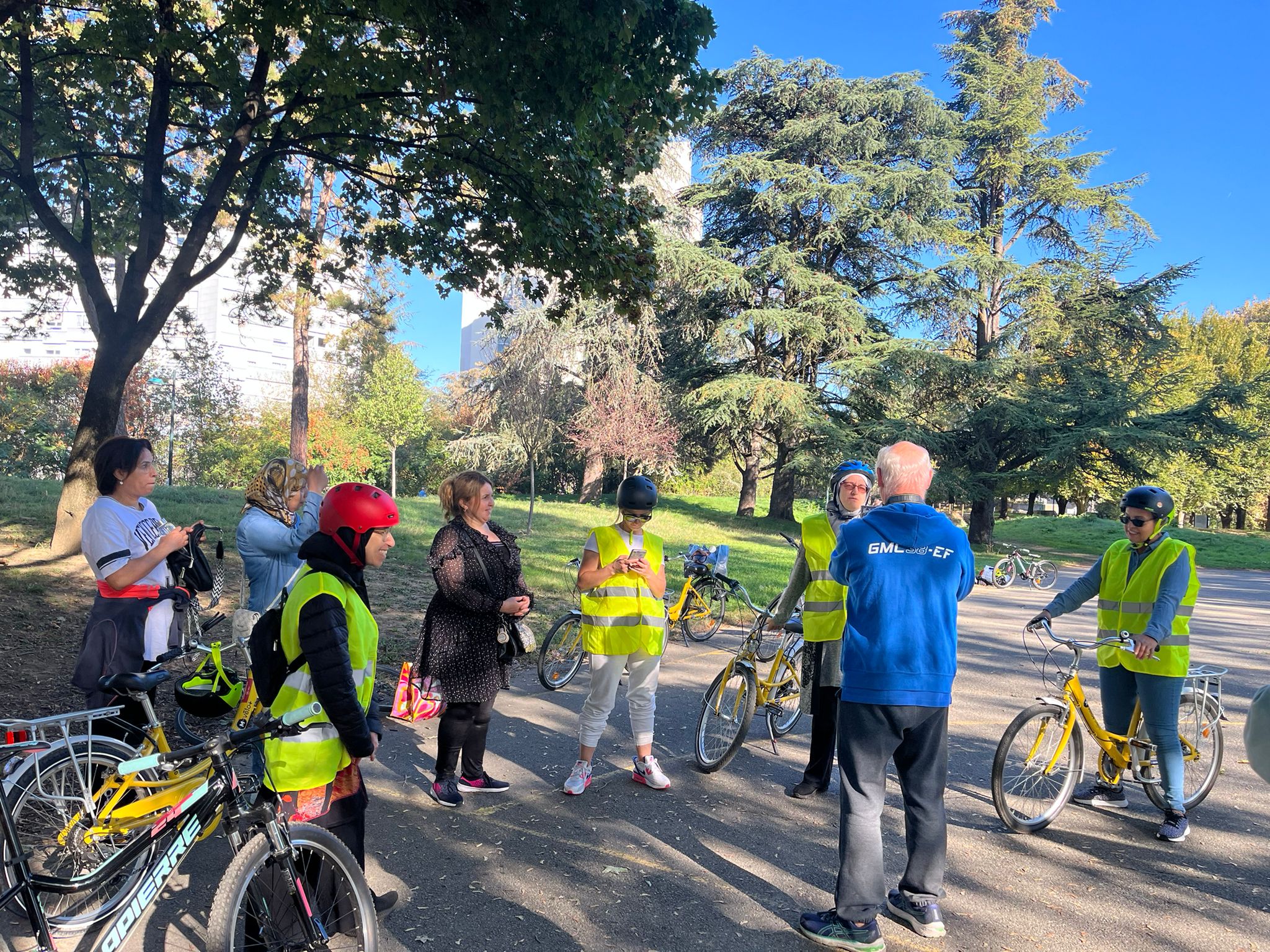 Deux bénévoles de l'association Grenoble Métropole Cyclisme 38 ont animé les ateliers, avec des vélos prêtés par le SMMAG.