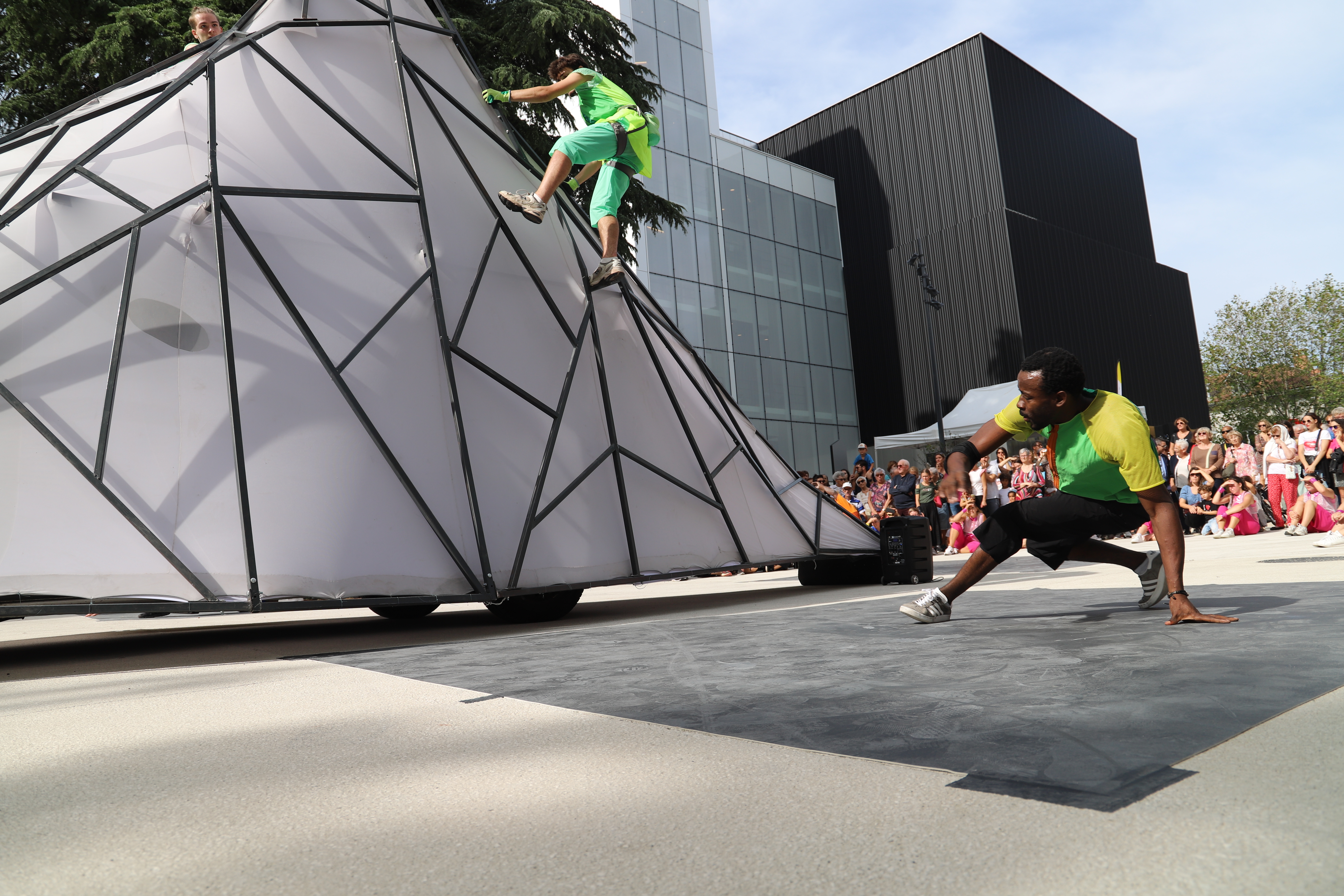 Une foule nombreuse avait pris place dès le début de l'après-midi sur l'esplanade de Cosmocité pour admirer le spectacle de la Compagnie Malka, profiter des nombreuses animations proposées et, pourquoi pas visiter le nouvel équipement, déjà victime de son succès !  