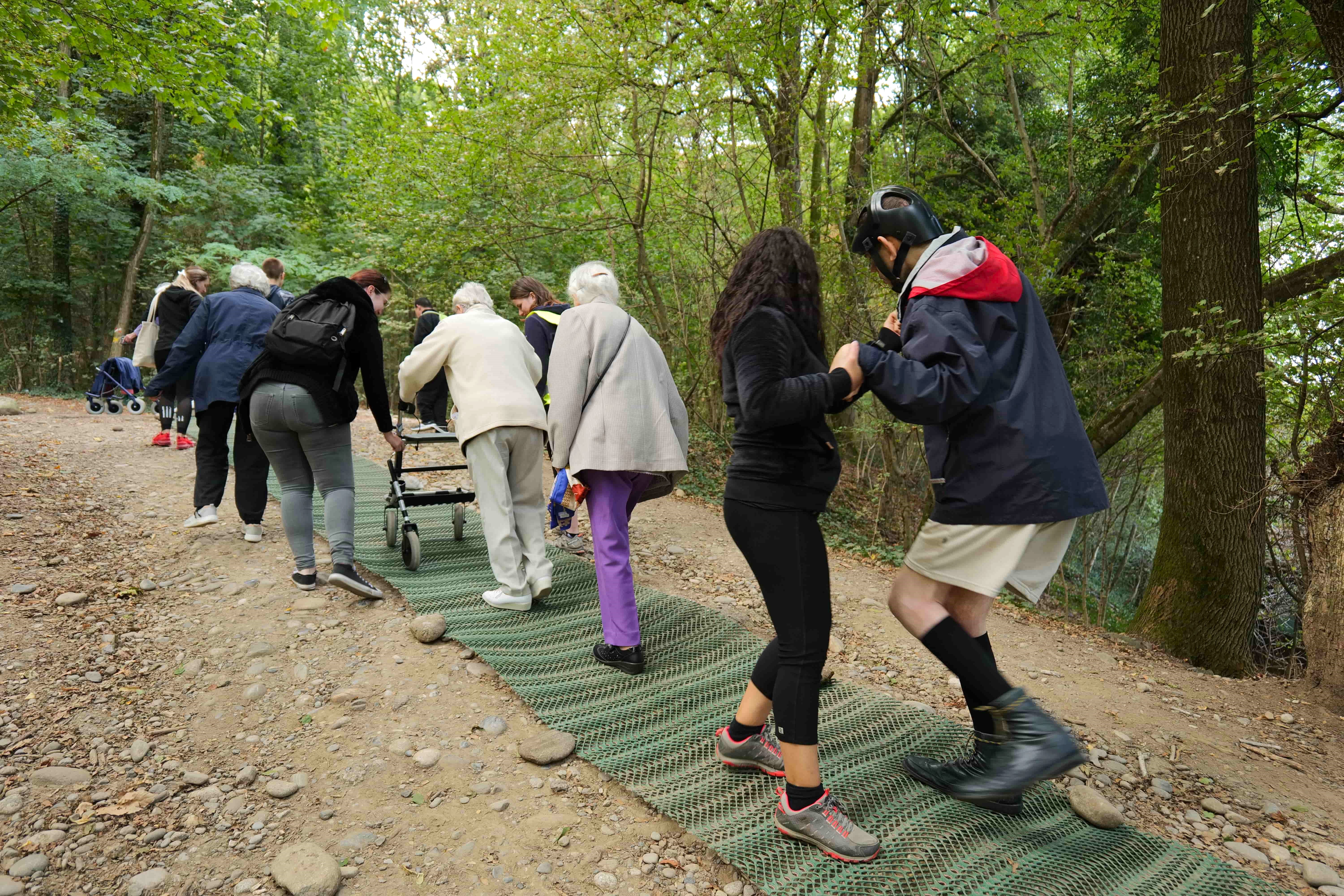 Bénévoles et associations aidaient sur les difficultés de la Frange verte.