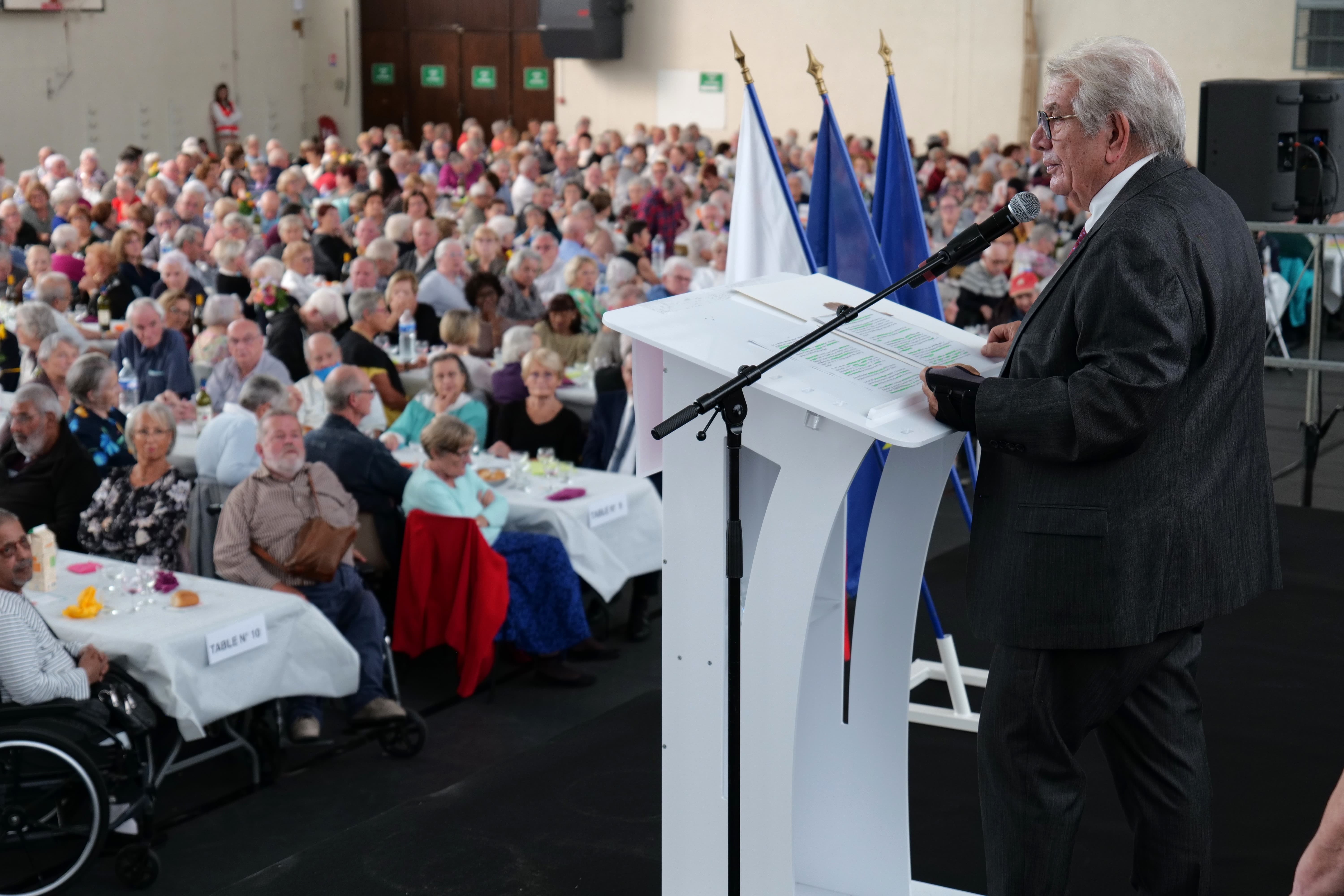 Renzo Sulli, ému de présenter son dernier discours au banquet.