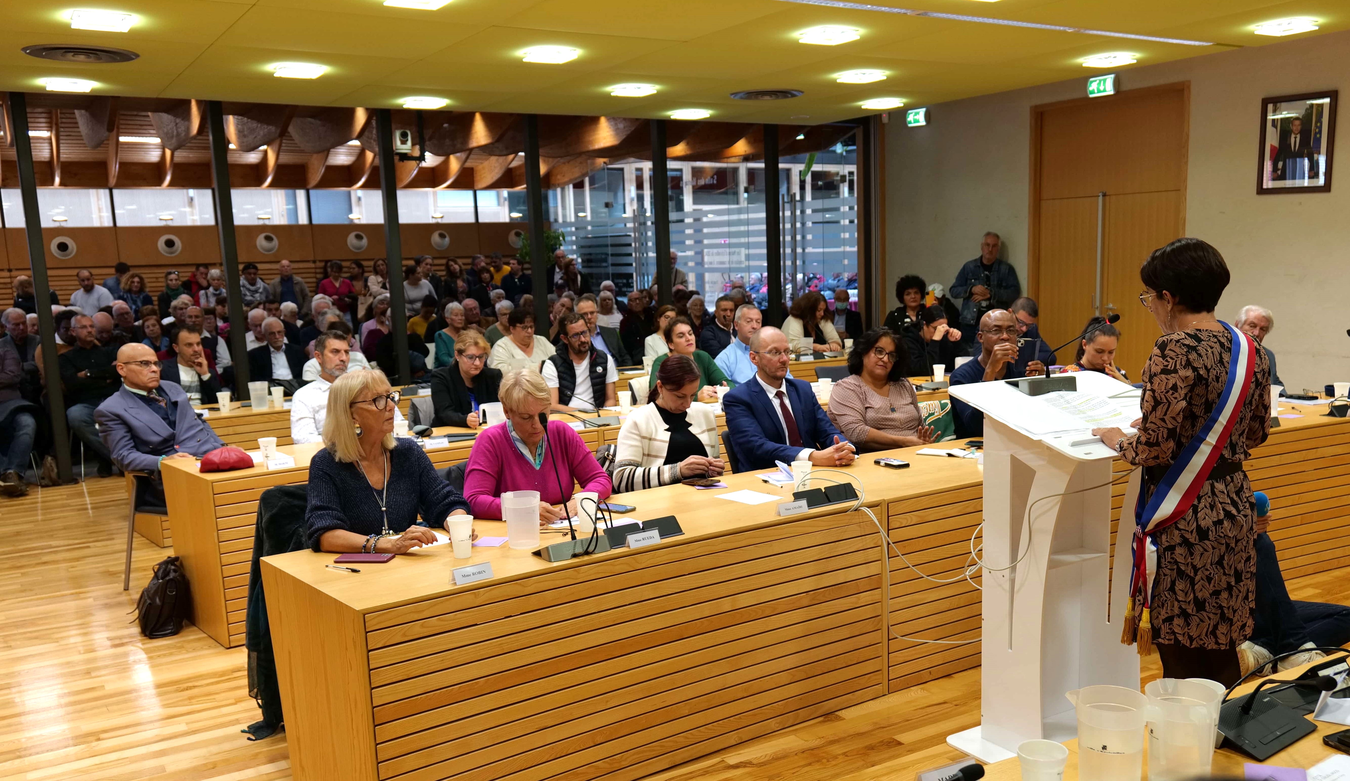 De nombreux habitants étaient venus assister à ce conseil exceptionnel.