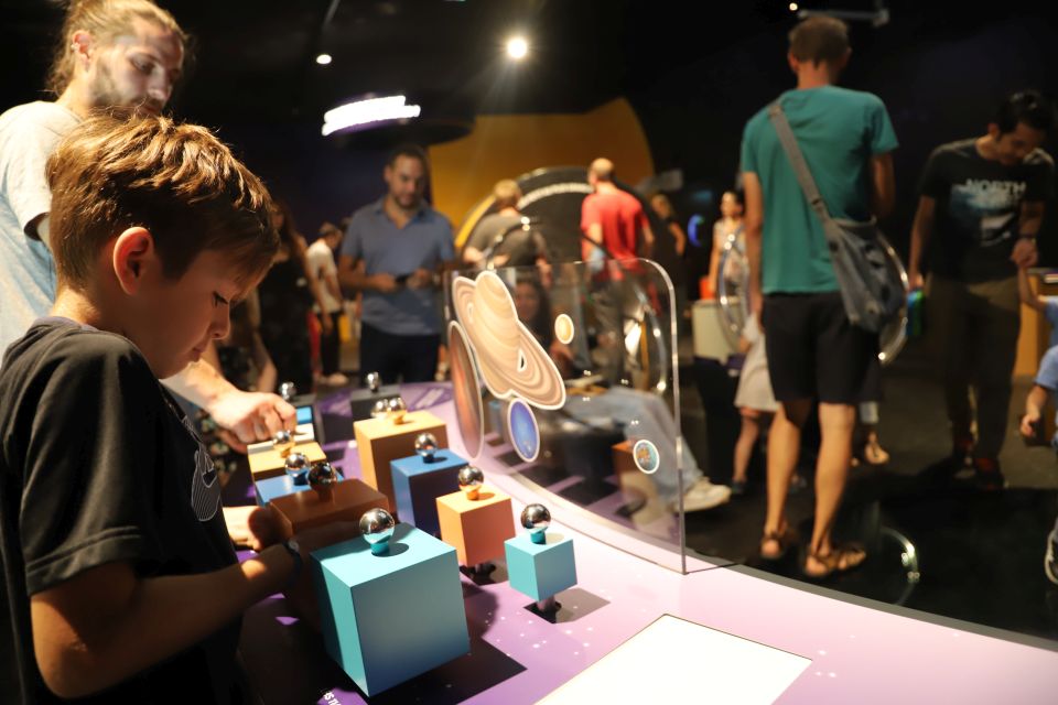 Cosmocité : La science à la fête Les deux plateaux de découvertes dédiés à la Terre et à l'univers proposent des activités ludiques et variées pour mieux comprendre l'évolution de notre planète ou la vie dans l'espace !