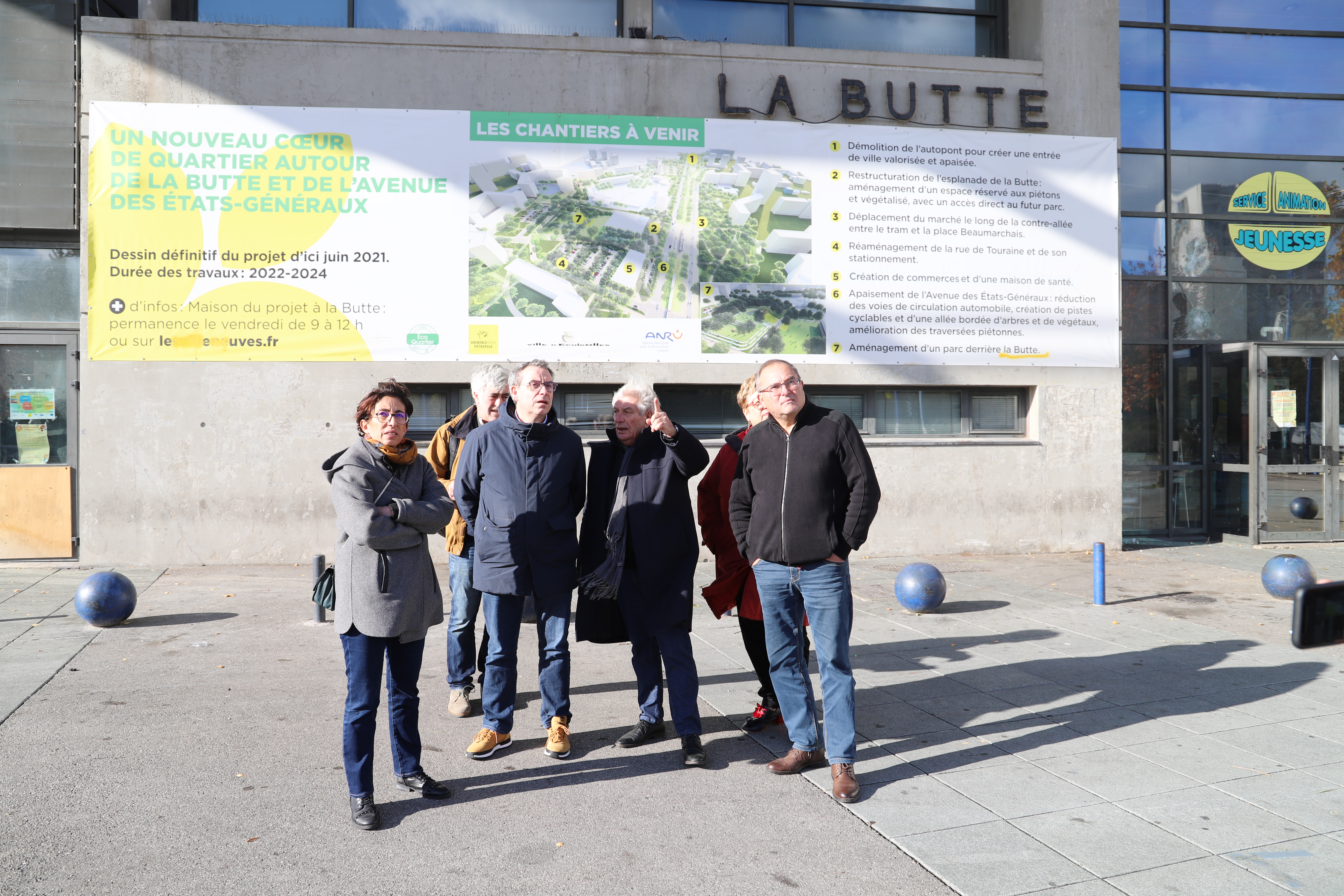 Photo de Philippe Rio et des élu-es qui l'accompagnent sur le parvis de la Butte