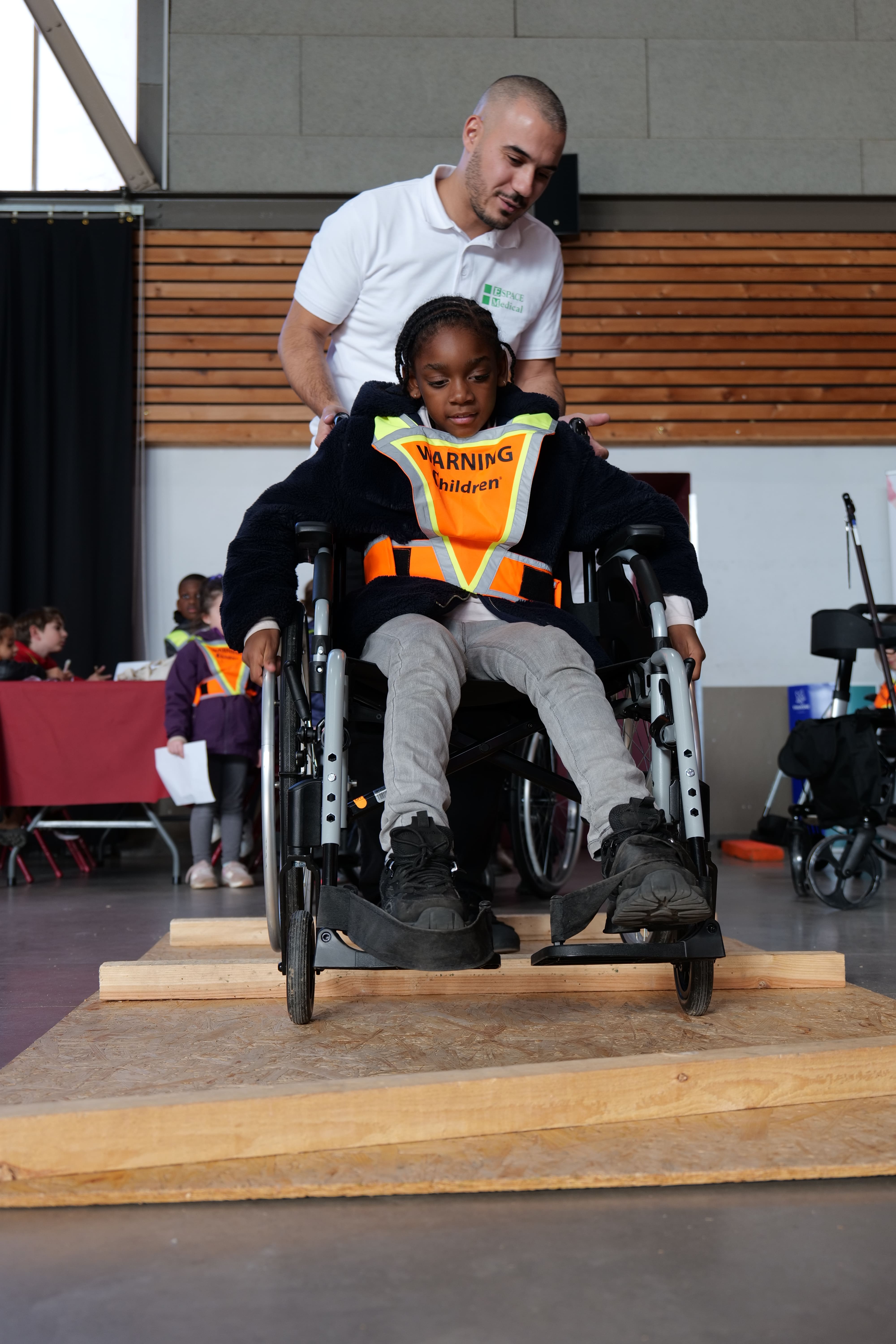 Des tests de fauteuils roulants permettaient aux enfants des accueils de loisirs de se mettre à la place de porteurs de handicap.