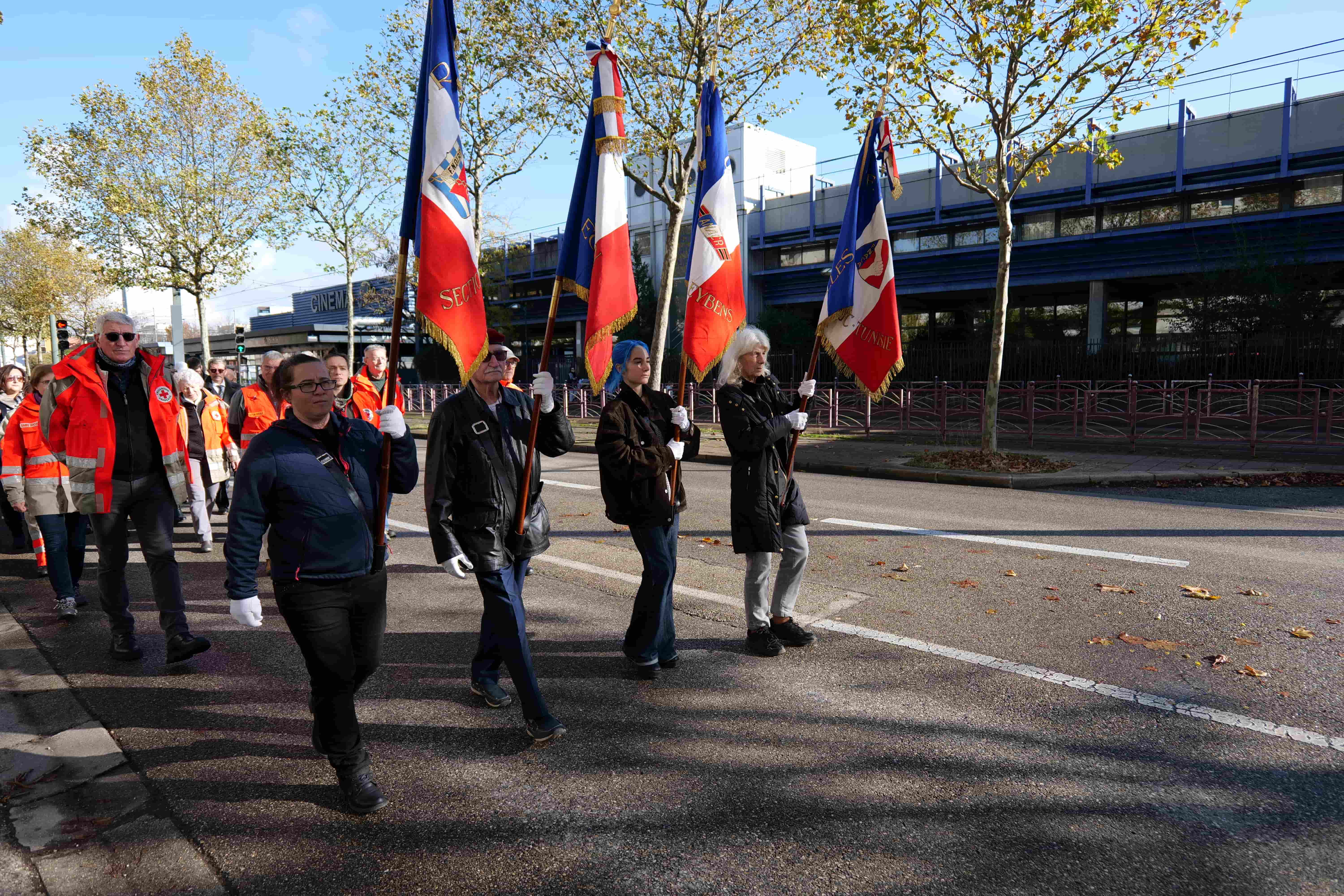 Les porte drapeaux durant le défilé.