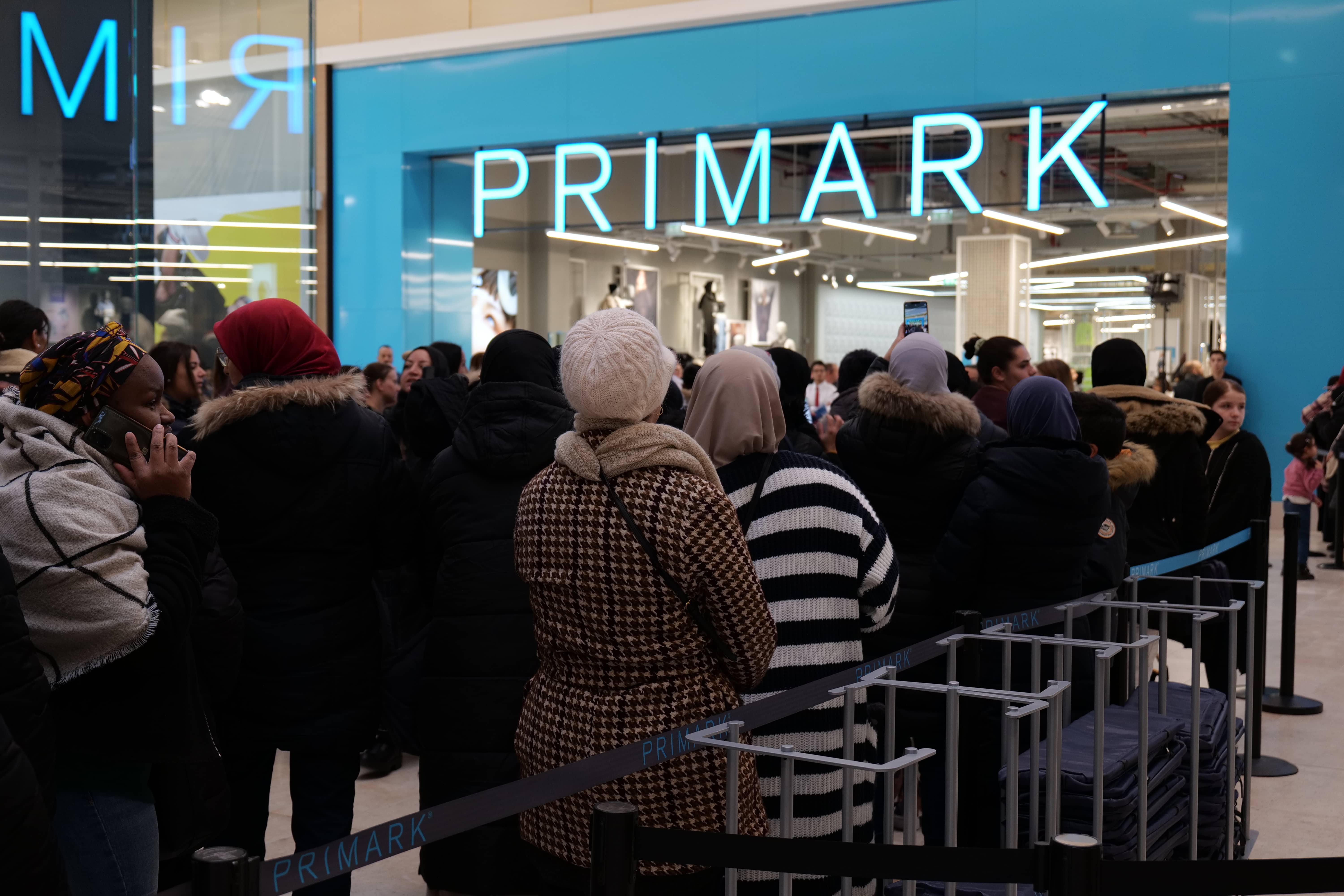 Des queues s'allongent devant le magasin Primark.