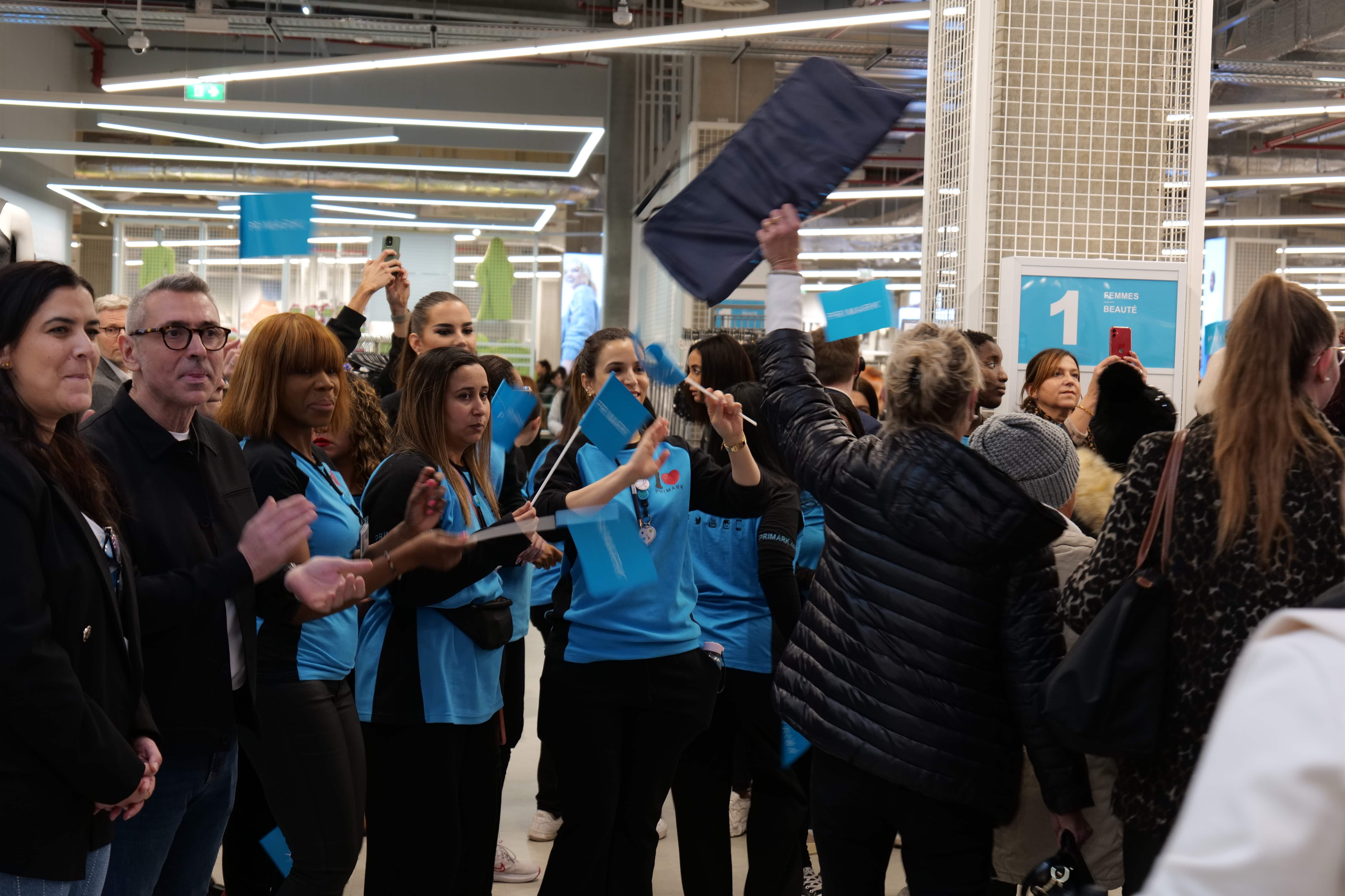 Les clients ont patienté de longues minutes avant de pouvoir entrer dans Primark.