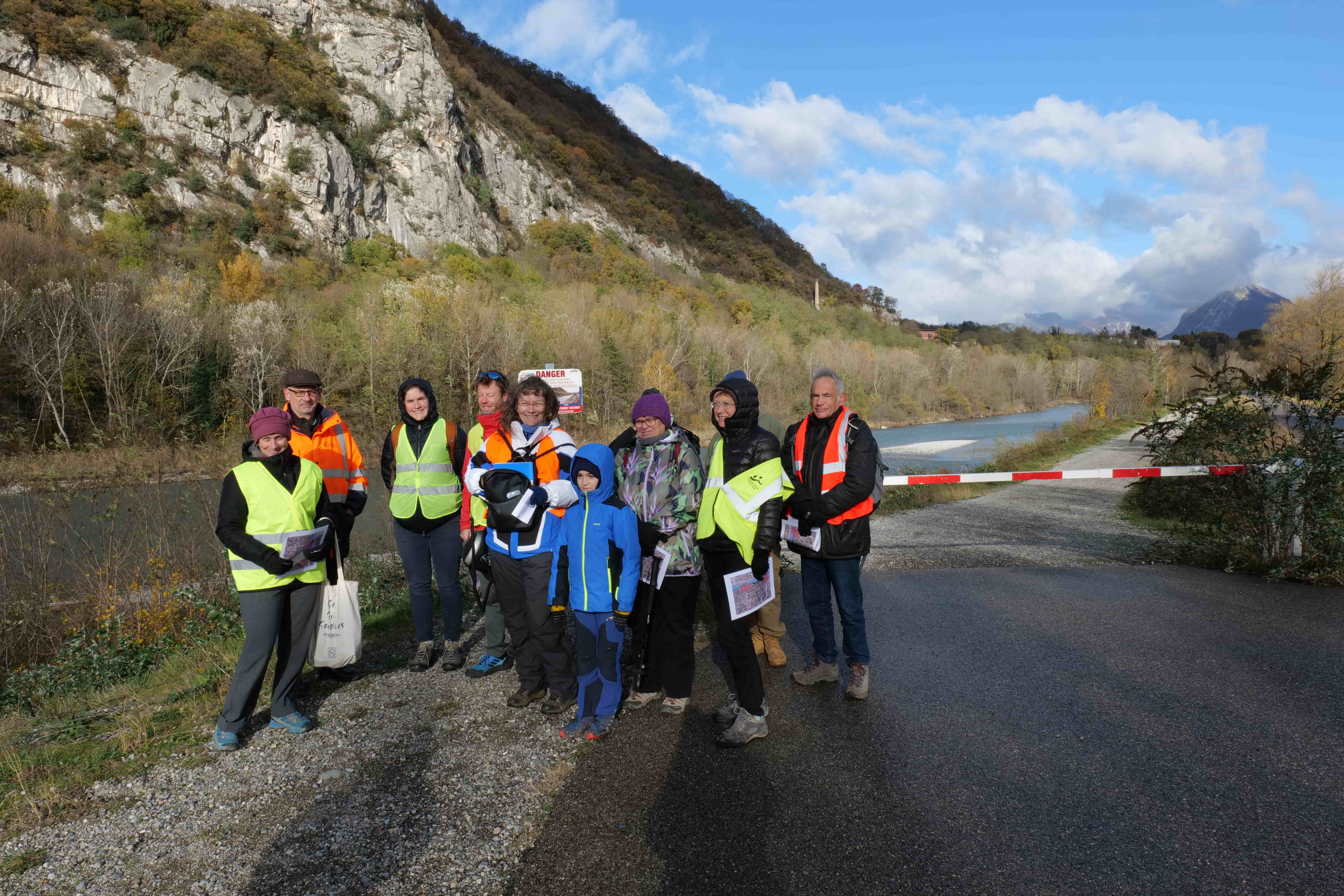 Le petit groupe a discuté le long du Drac des travaux et aménagements à venir.