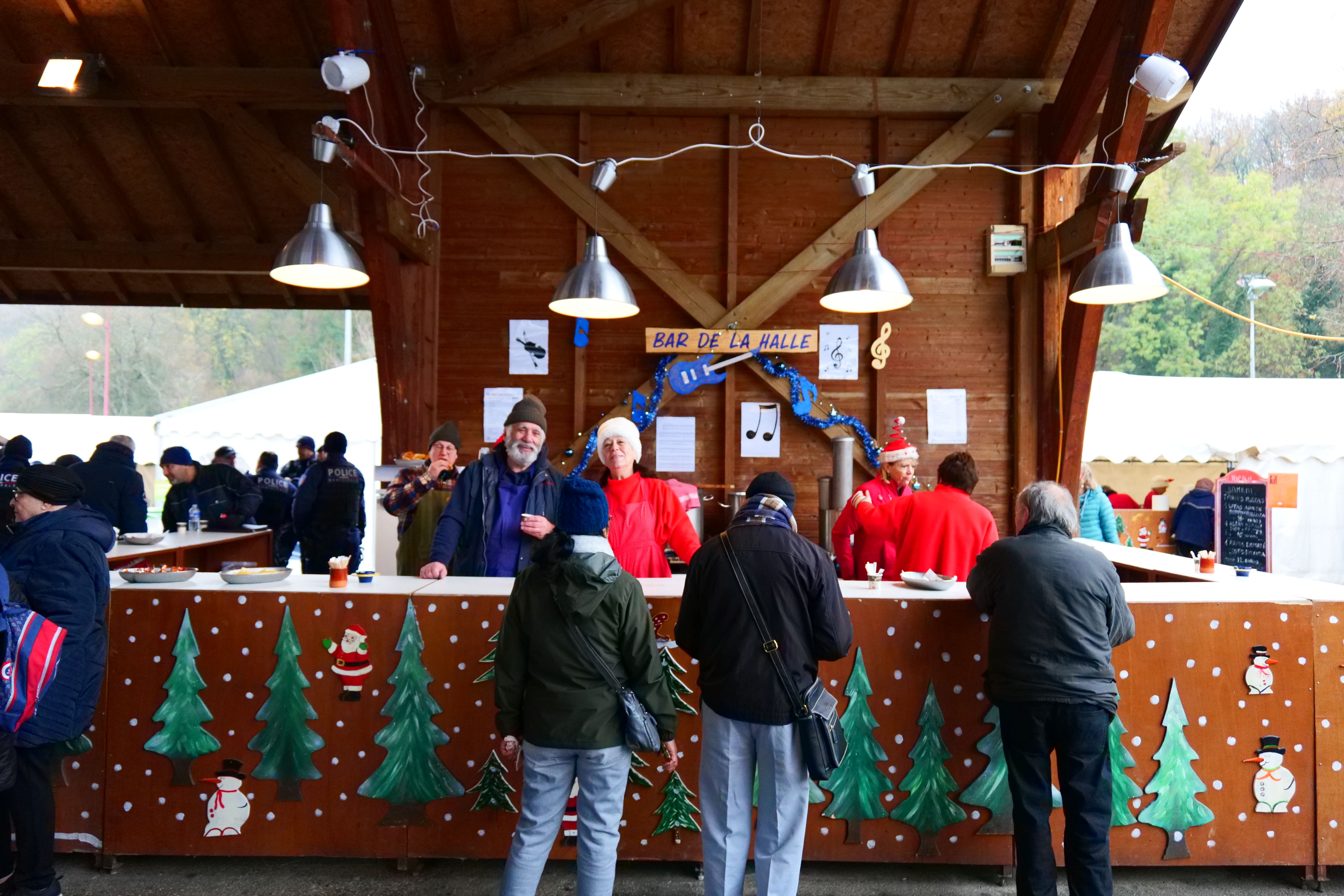 Le bar de la halle, un rendez-vous incontournable ! Photo du bar du Marché de Noël
