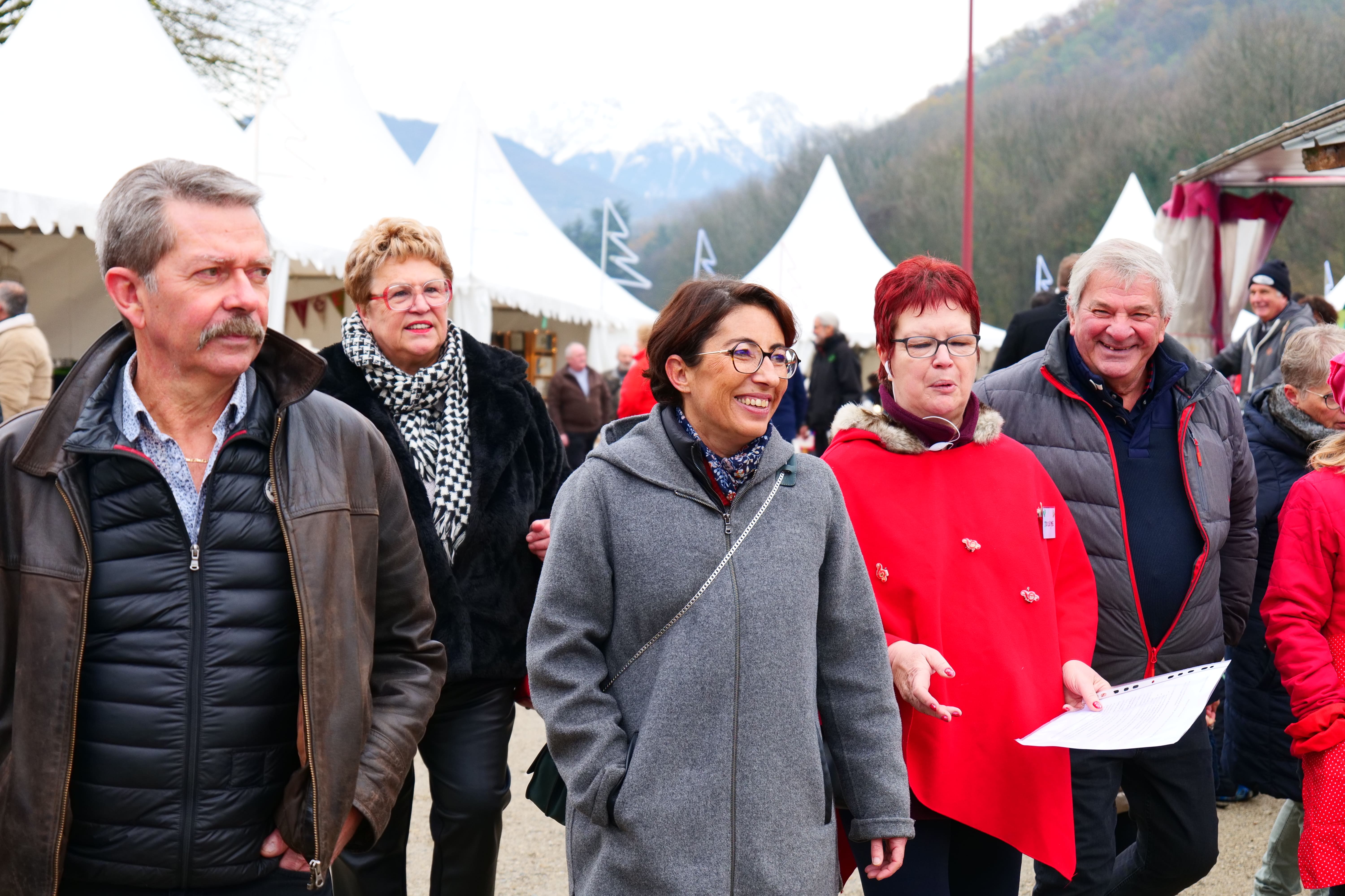 Les élu-es de la Ville effectuent leur traditionnel visite du marché de Noël ! La maire Amandine Demore et la présidente de l'AVVE, Jocelyne Souda