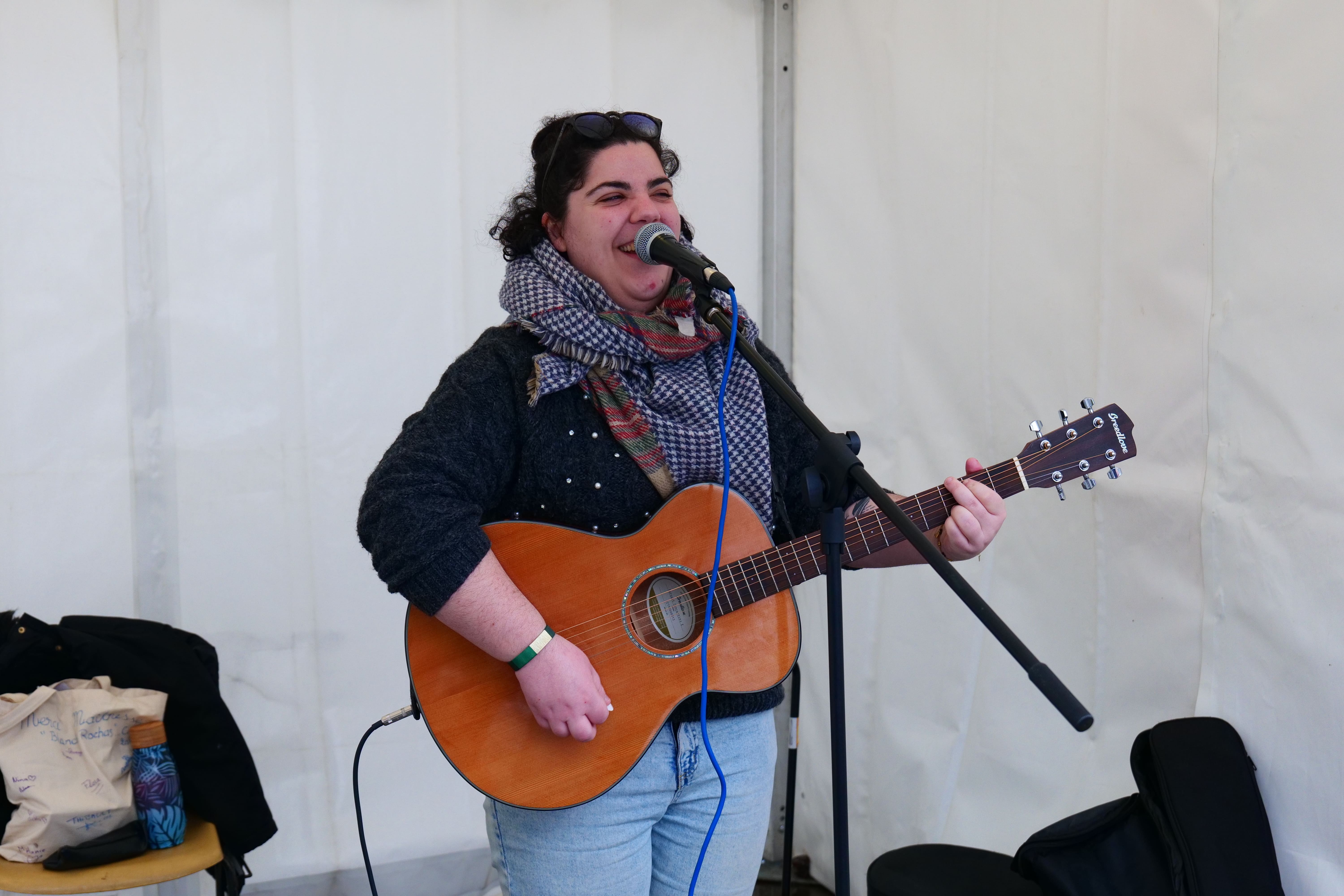 Chanteuse solo avec sa guitare pendant le marché de Noel 