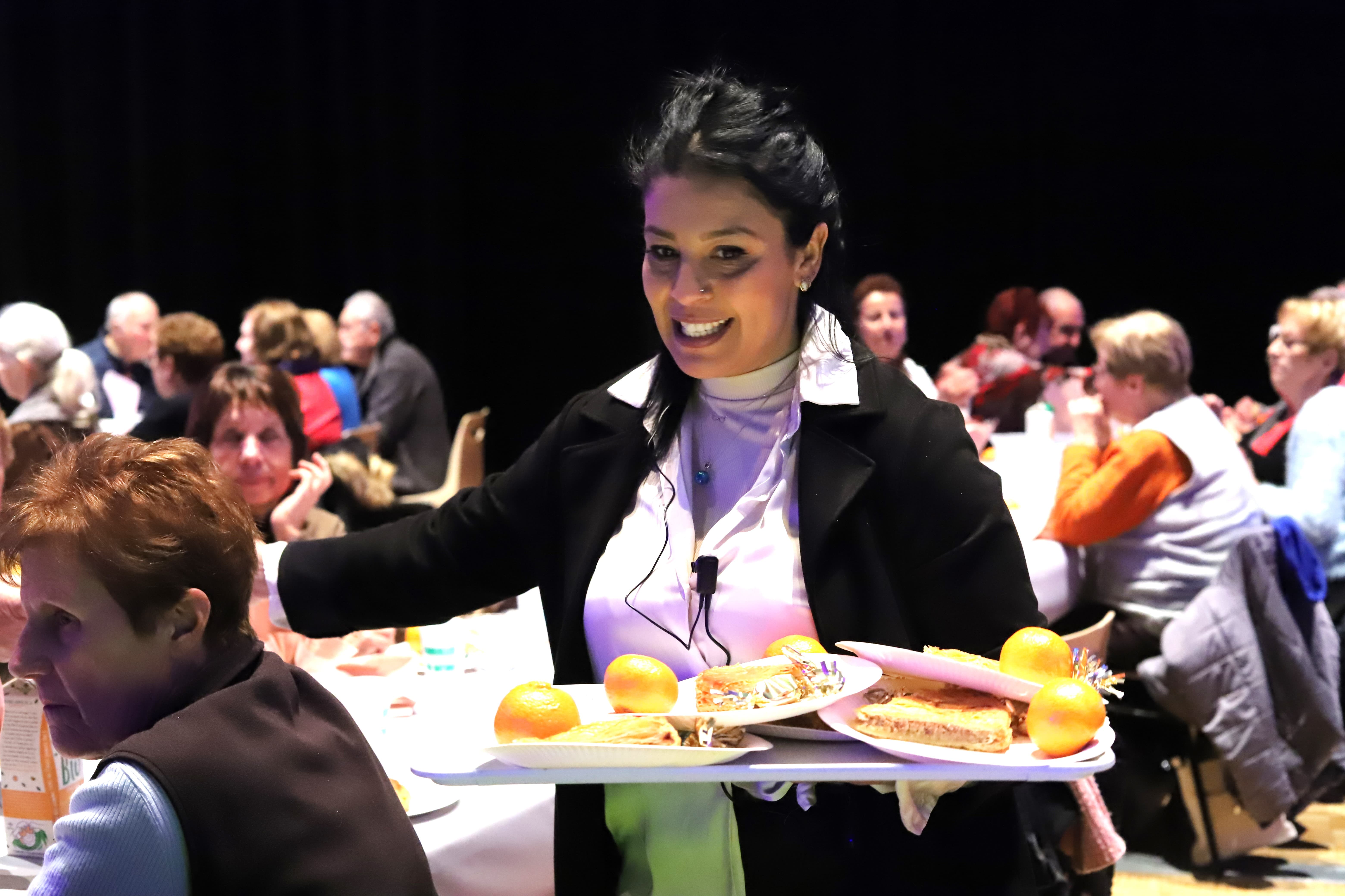 Une galette des rois partagée par les agents de la ville et les seniors.