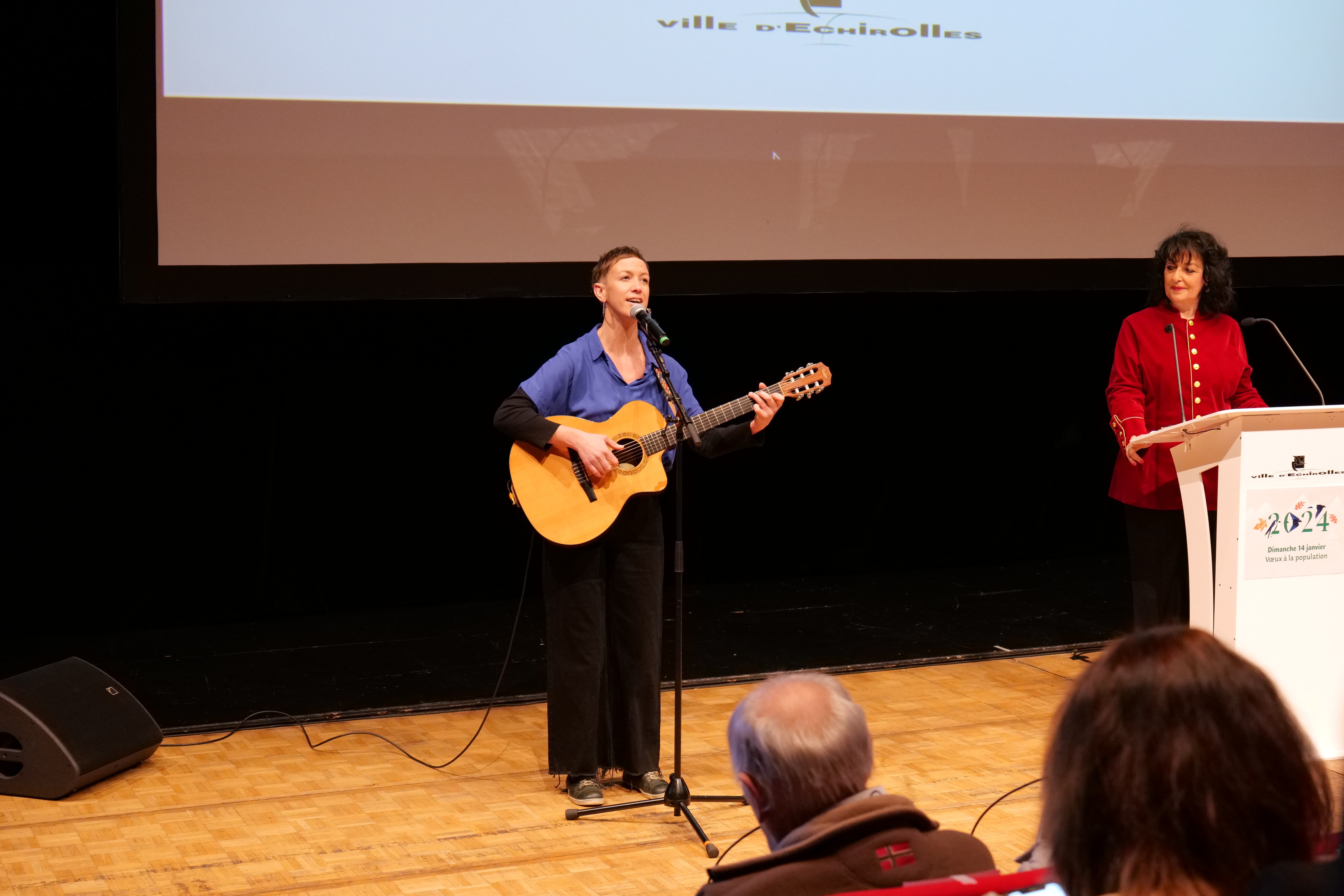 Audrey Sévellec, intervenante musicale à Echirolles, a interprété La tendresse.