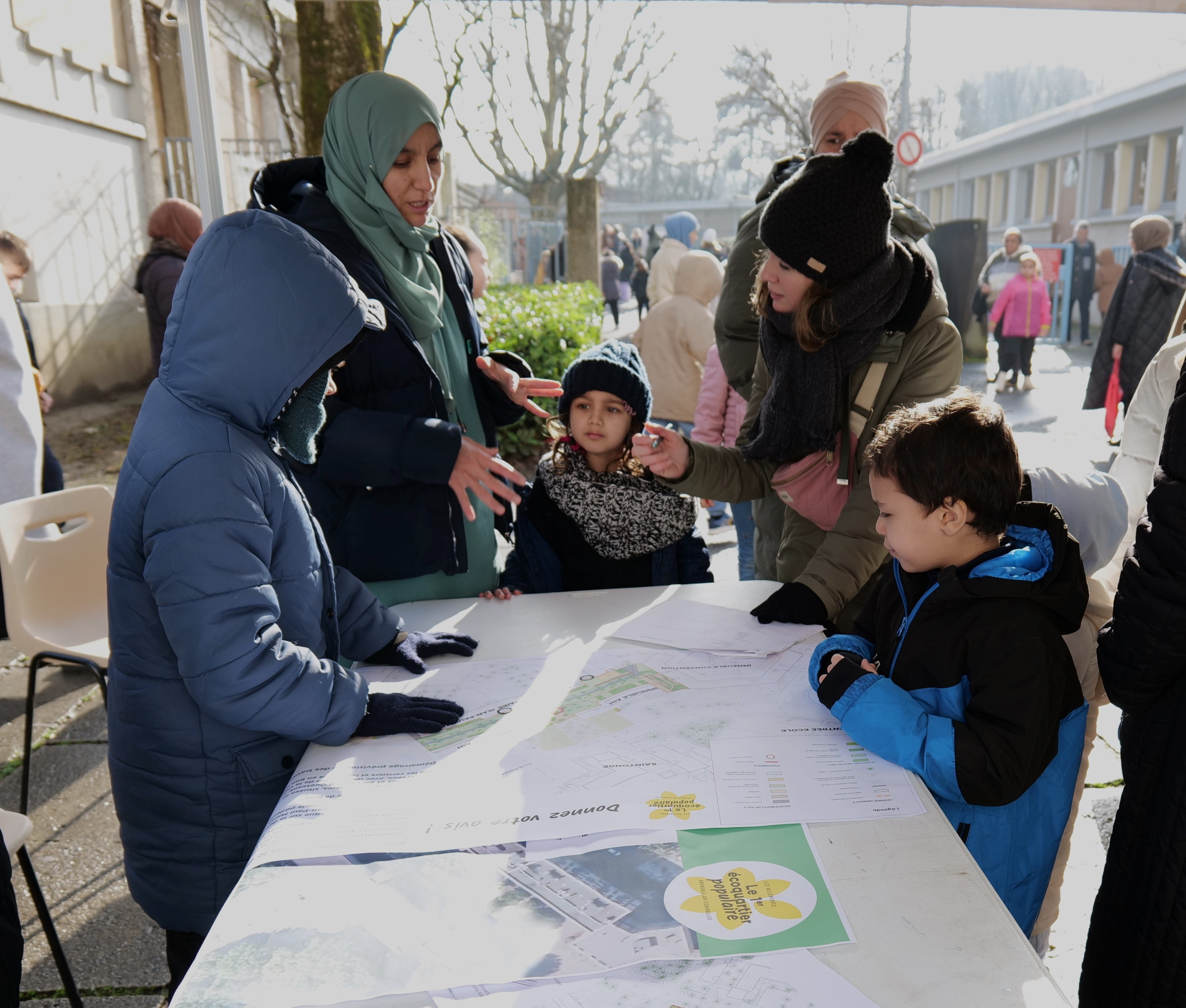 A la sortie de l'école, les parents ont pris part à la concertation.