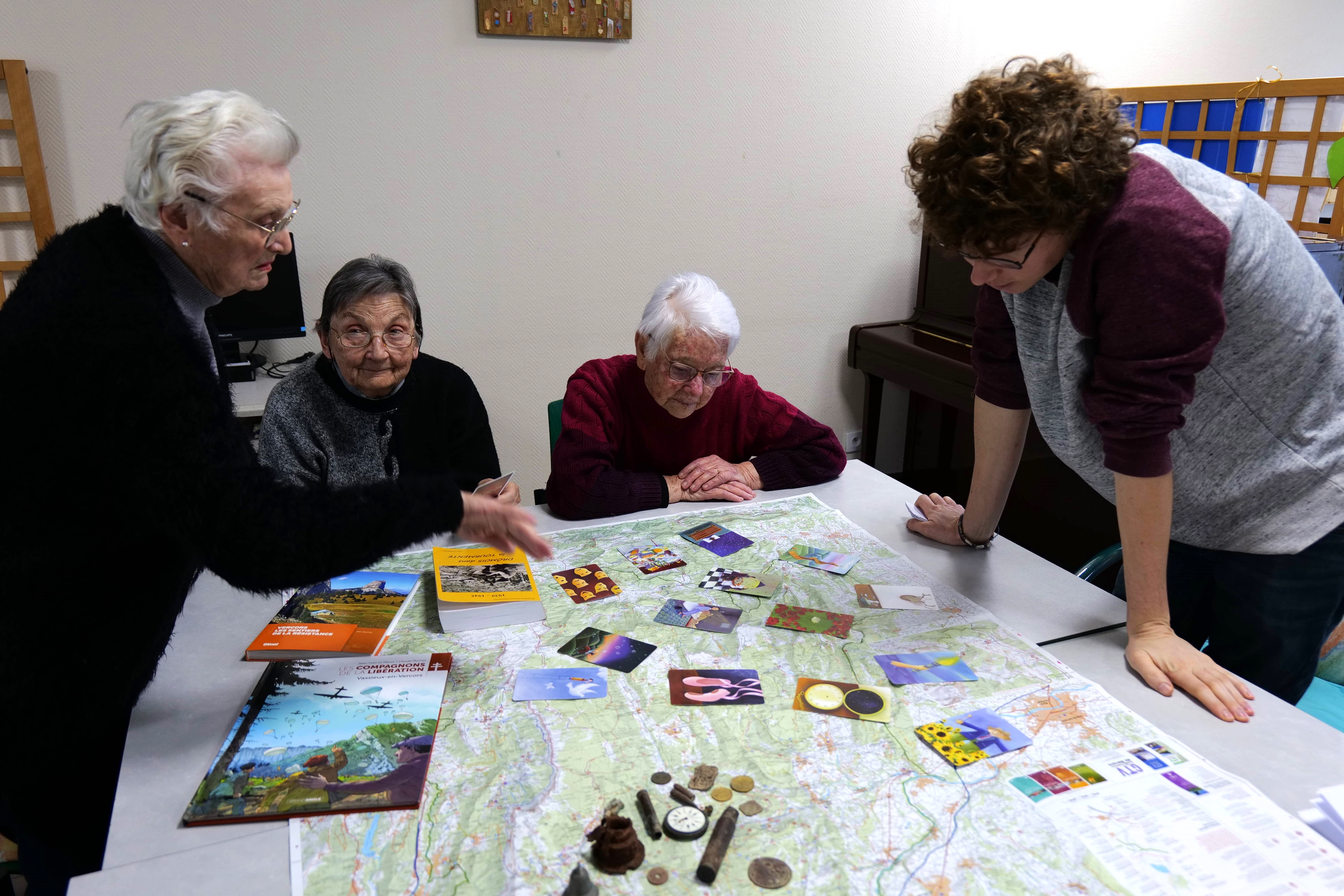 Carte IGN, vieux objets, images d'antan... Un atelier sur l'histoire du Vercors pendant la guerre 39-45 était proposé par Colin.