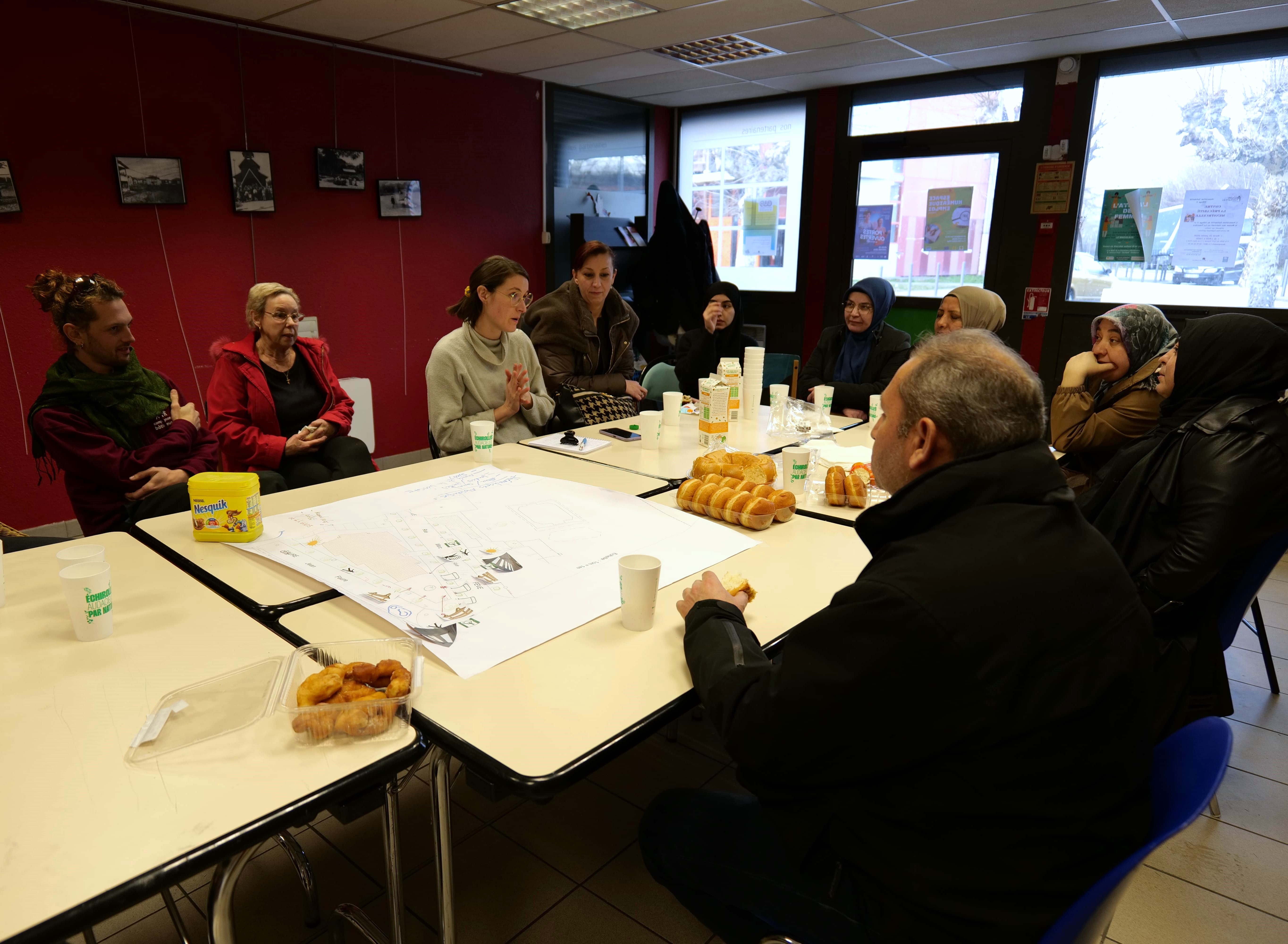 Les compagnons bâtisseurs proposaient leur aide pour des petits travaux à domicile dans le quartier.