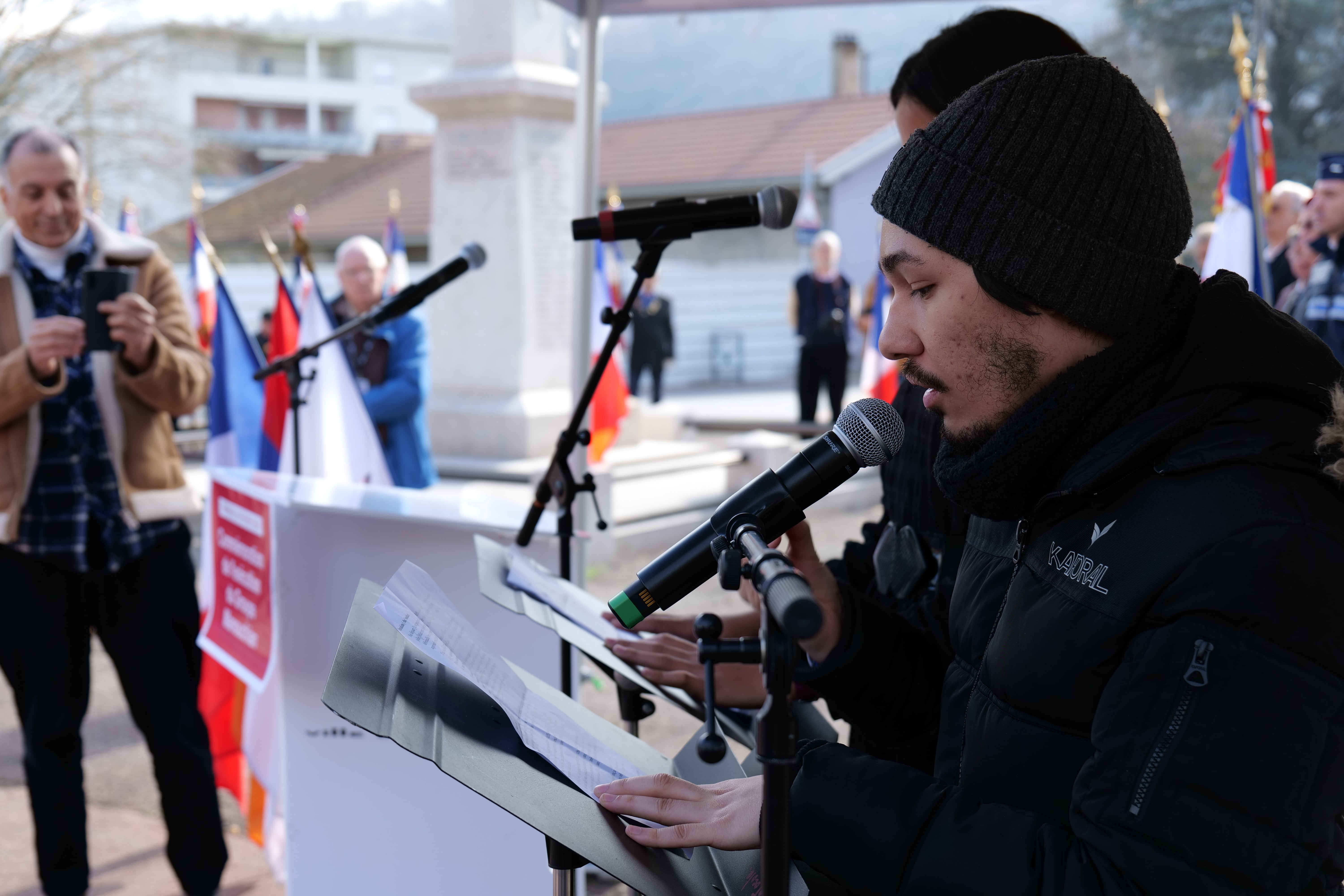 Kilian et Naila, jeunes échirollois-es accompagné-es par Ali Djilali, metteur en scène.