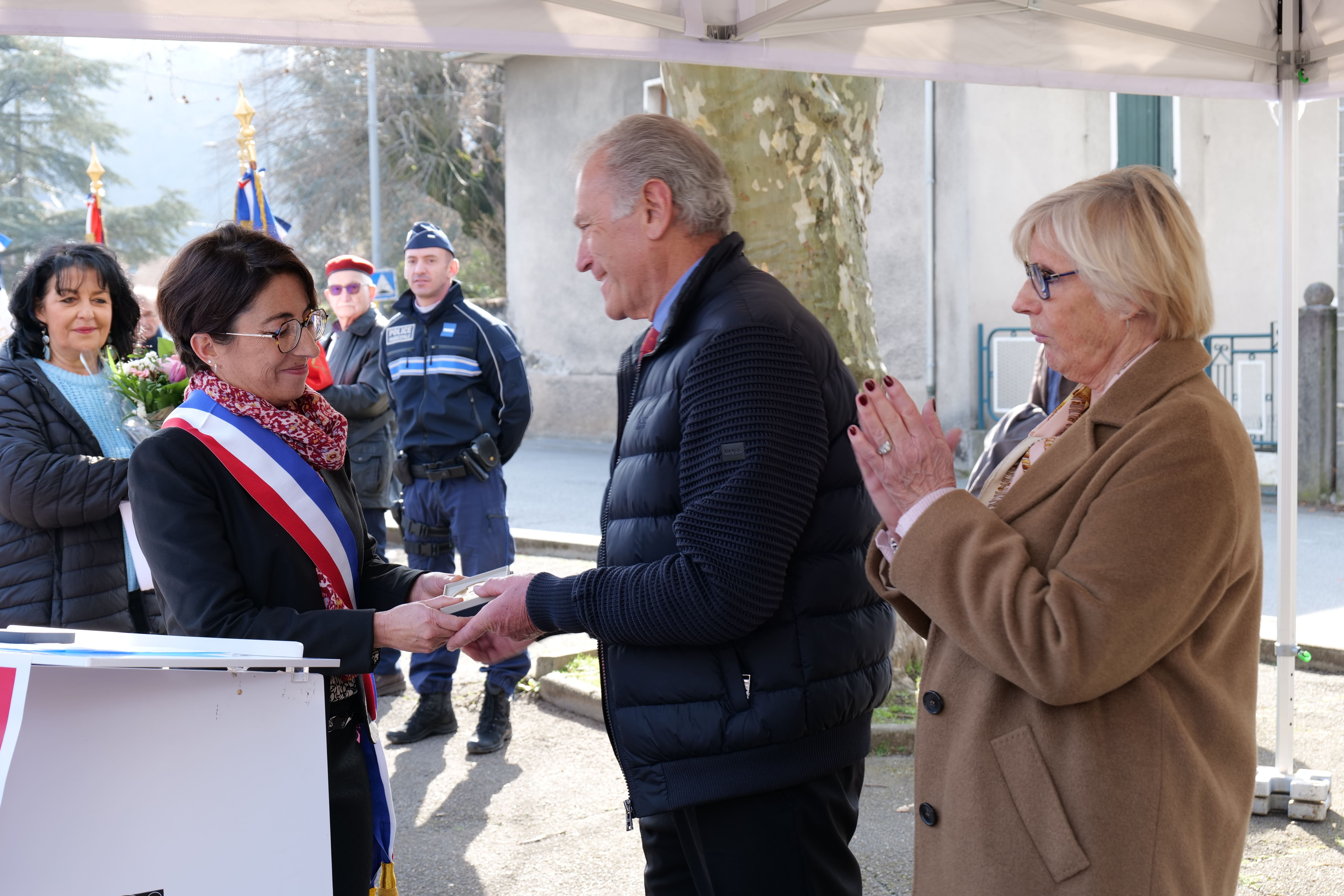 Amandine Demore remettait la médaille de la Ville à Daniel Marandjian.