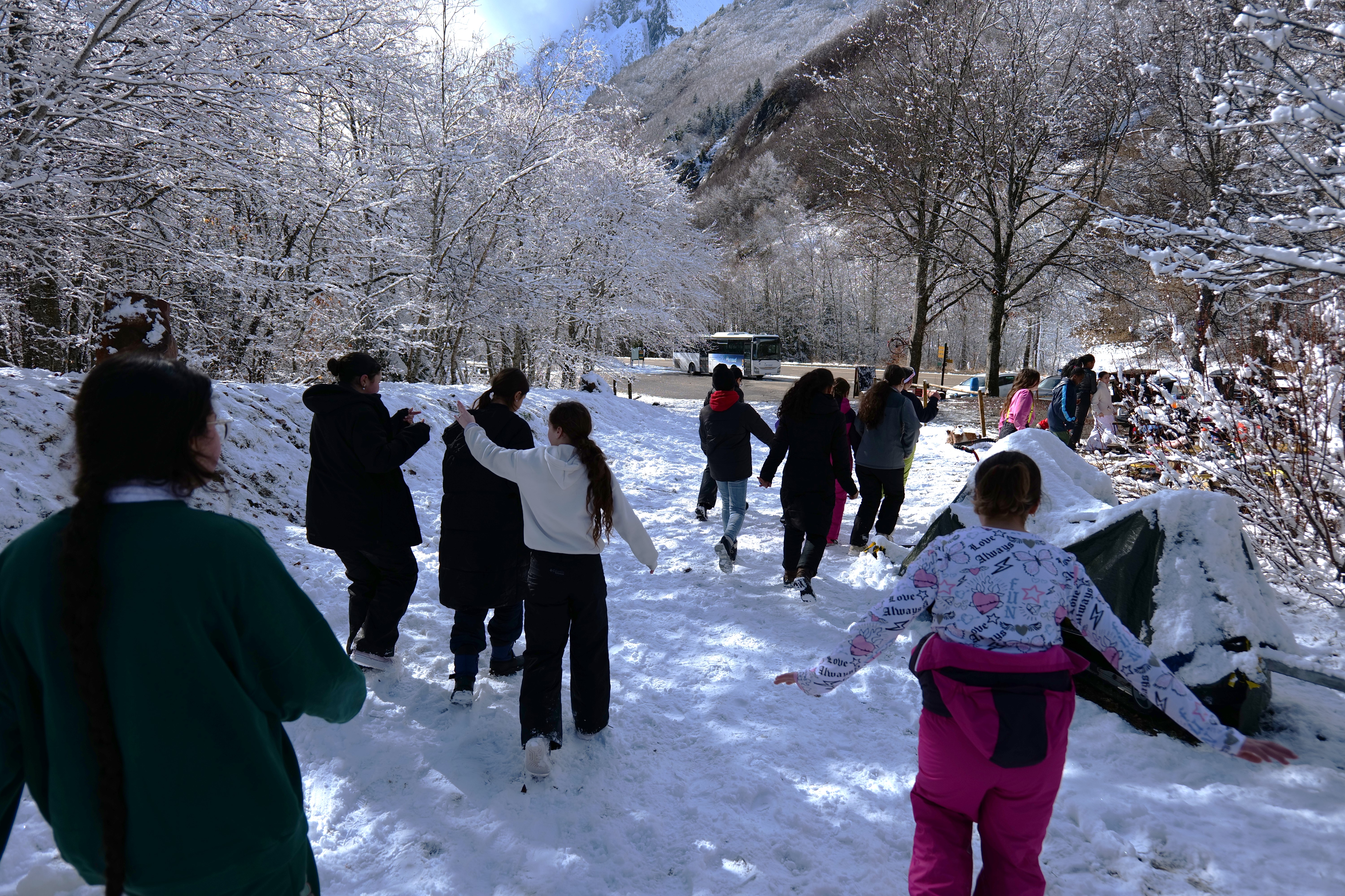 Elèves qui se baladent dans la neige au Col d'Ornon