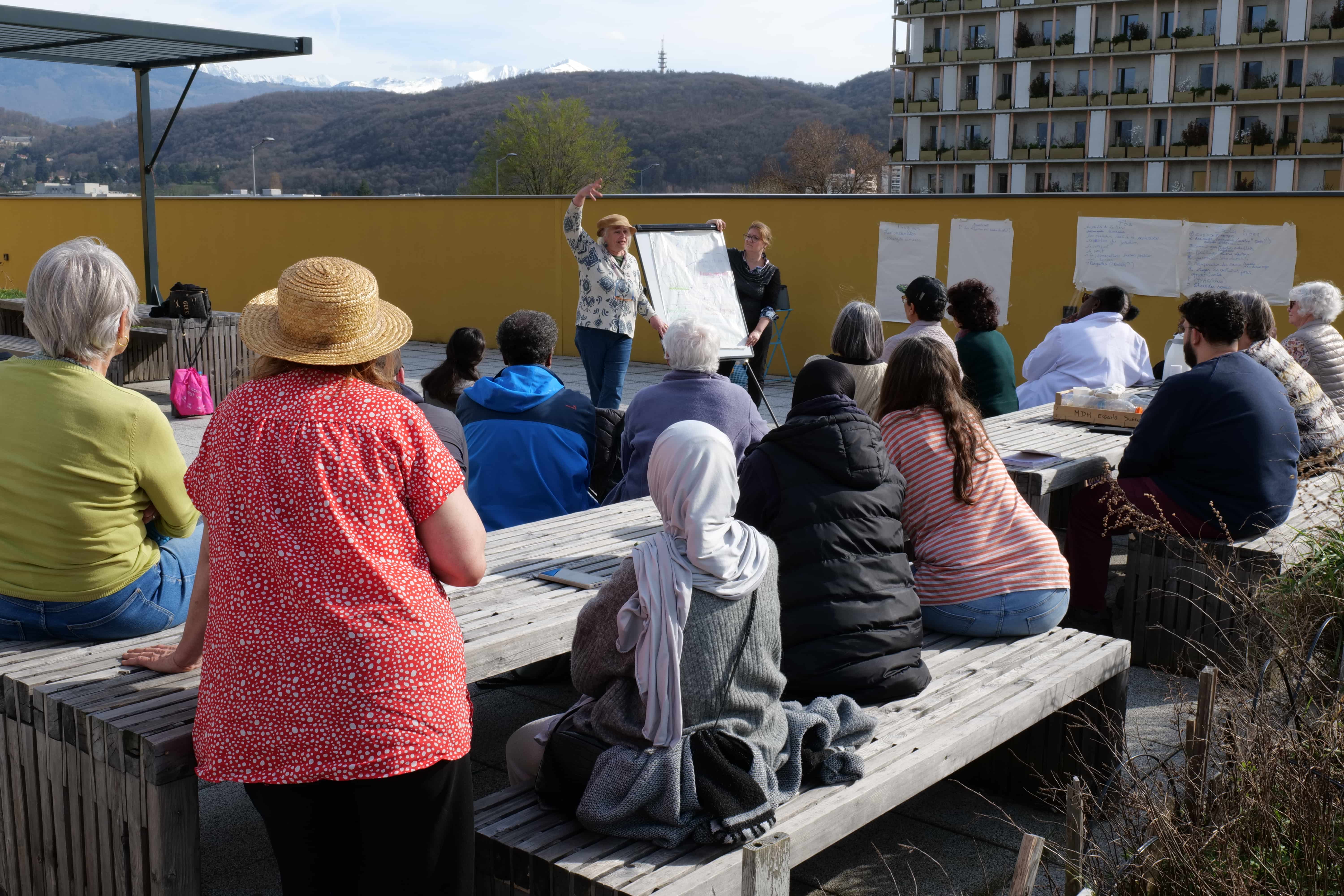 Une vingtaine d'habitants sont venus à l'atelier proposé par la Ville sur le toit de Golden parc.