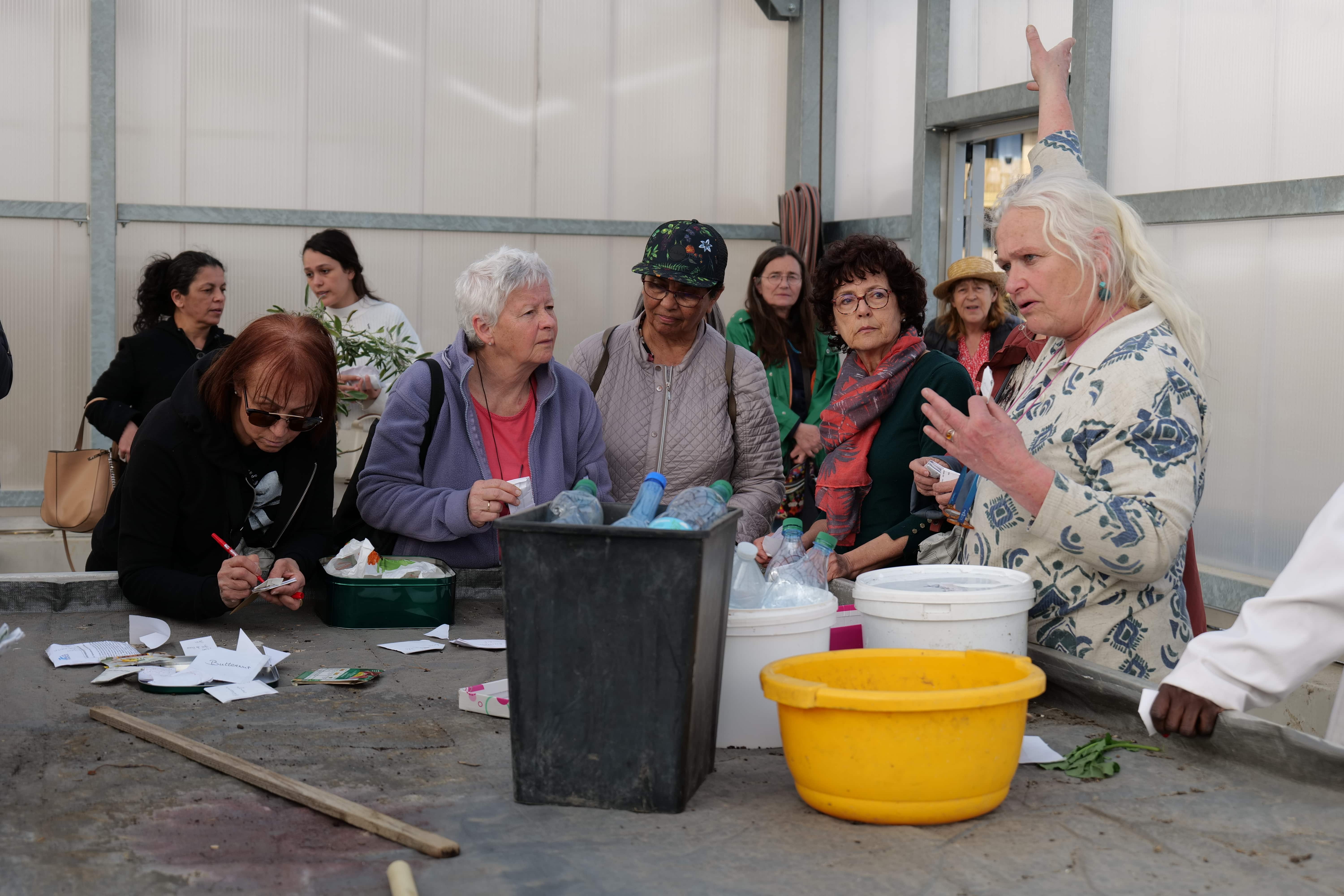 MDH et habitants réunis pour réfléchir ensemble à la gestion de l'eau dans le potager en été.