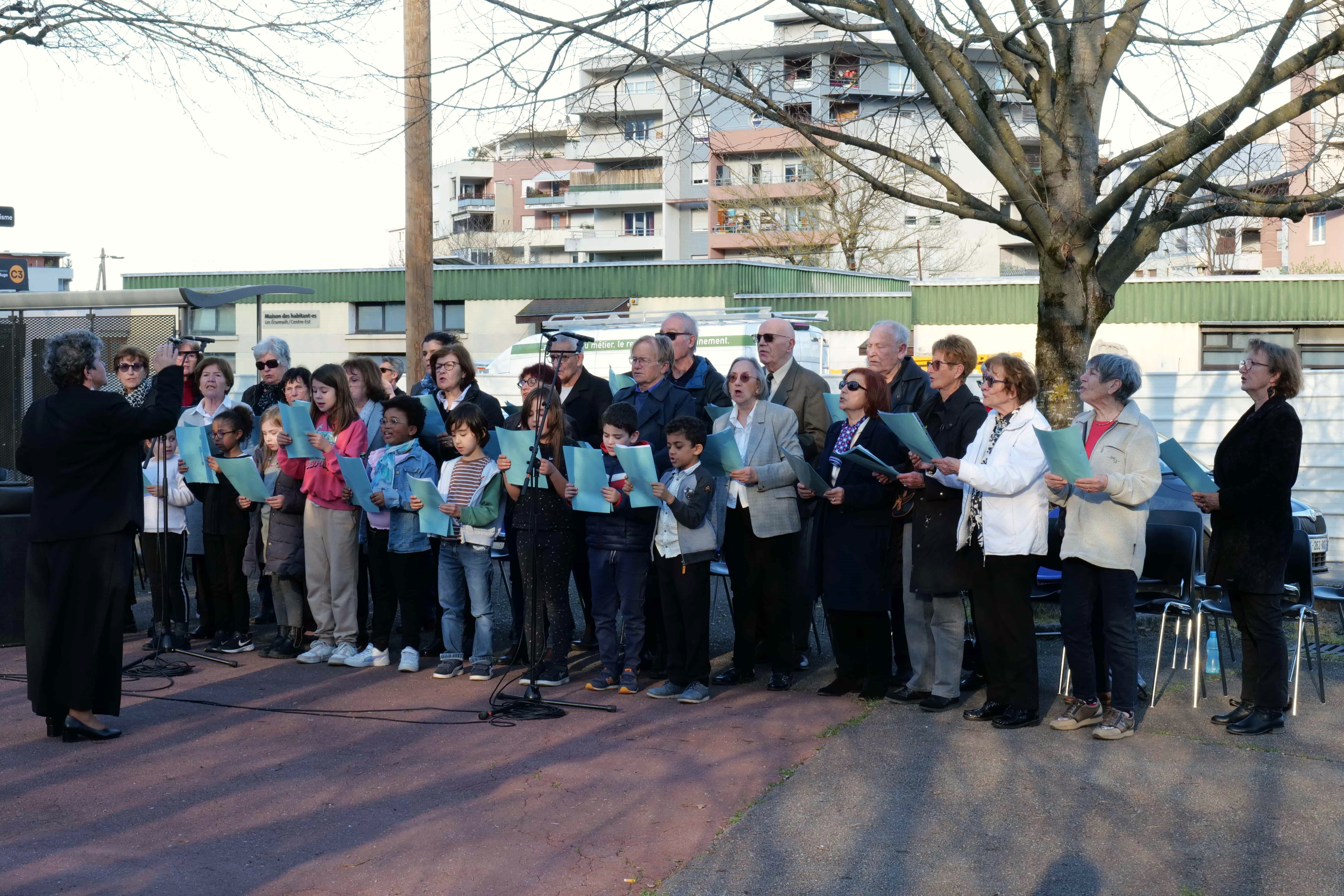 La chorale de l'Amitié et celle des enfants de l'école de musique Jean-Wiener ont proposé un moment musical.