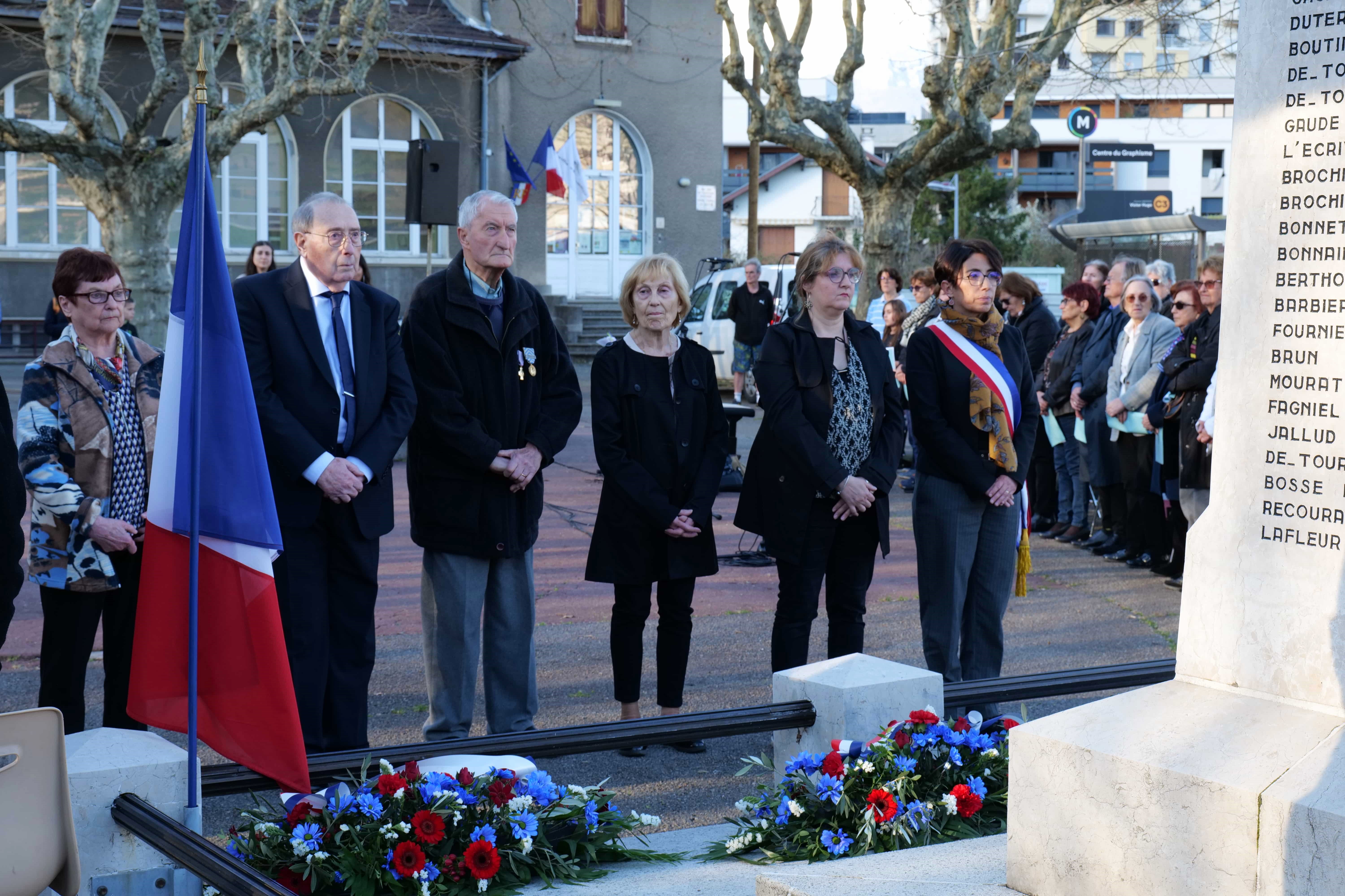 Un moment solennel après le dépôts de fleurs sur le monument aux morts.