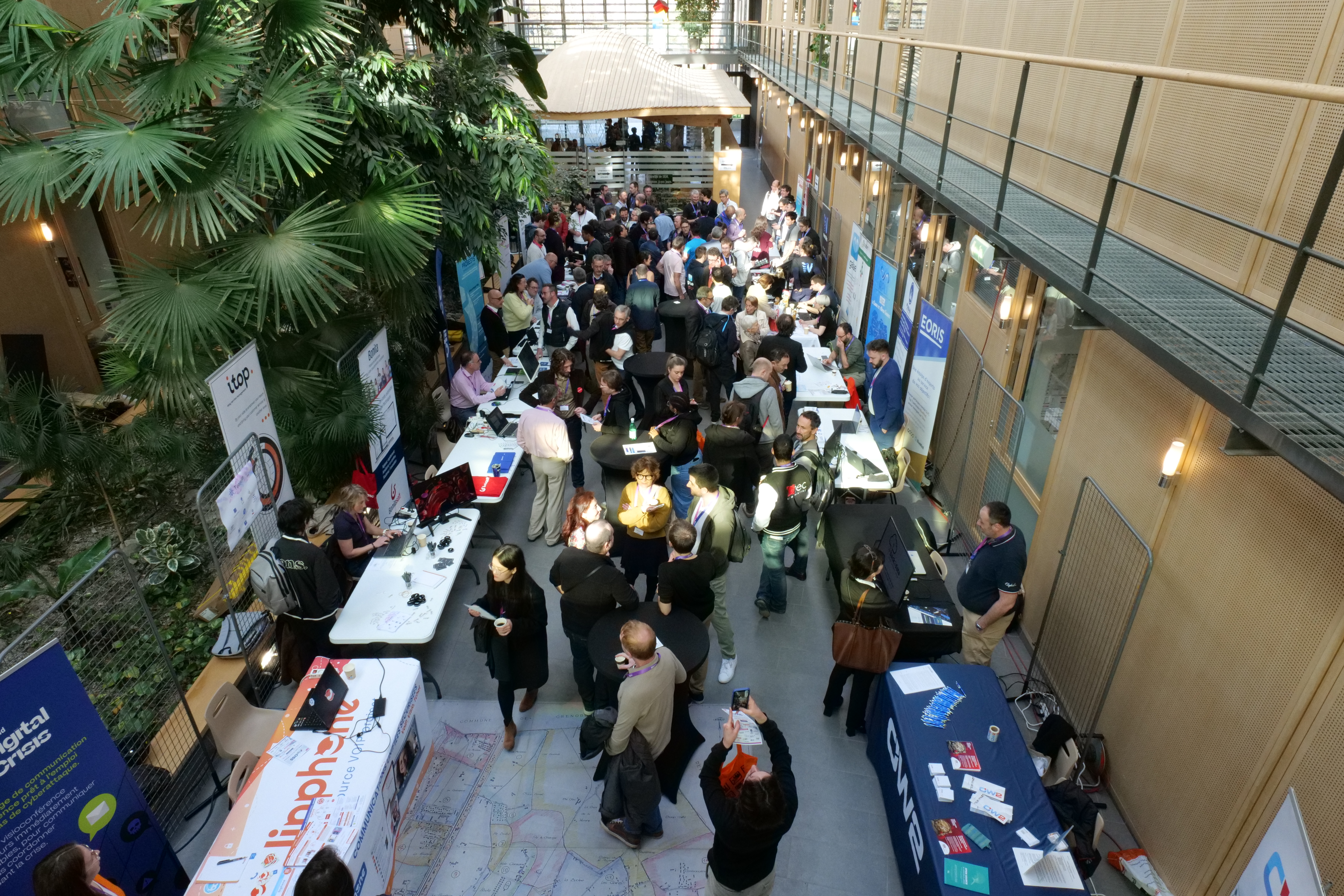 Photo des stands des exposants dans l'atrium de l'Hôtel de Ville