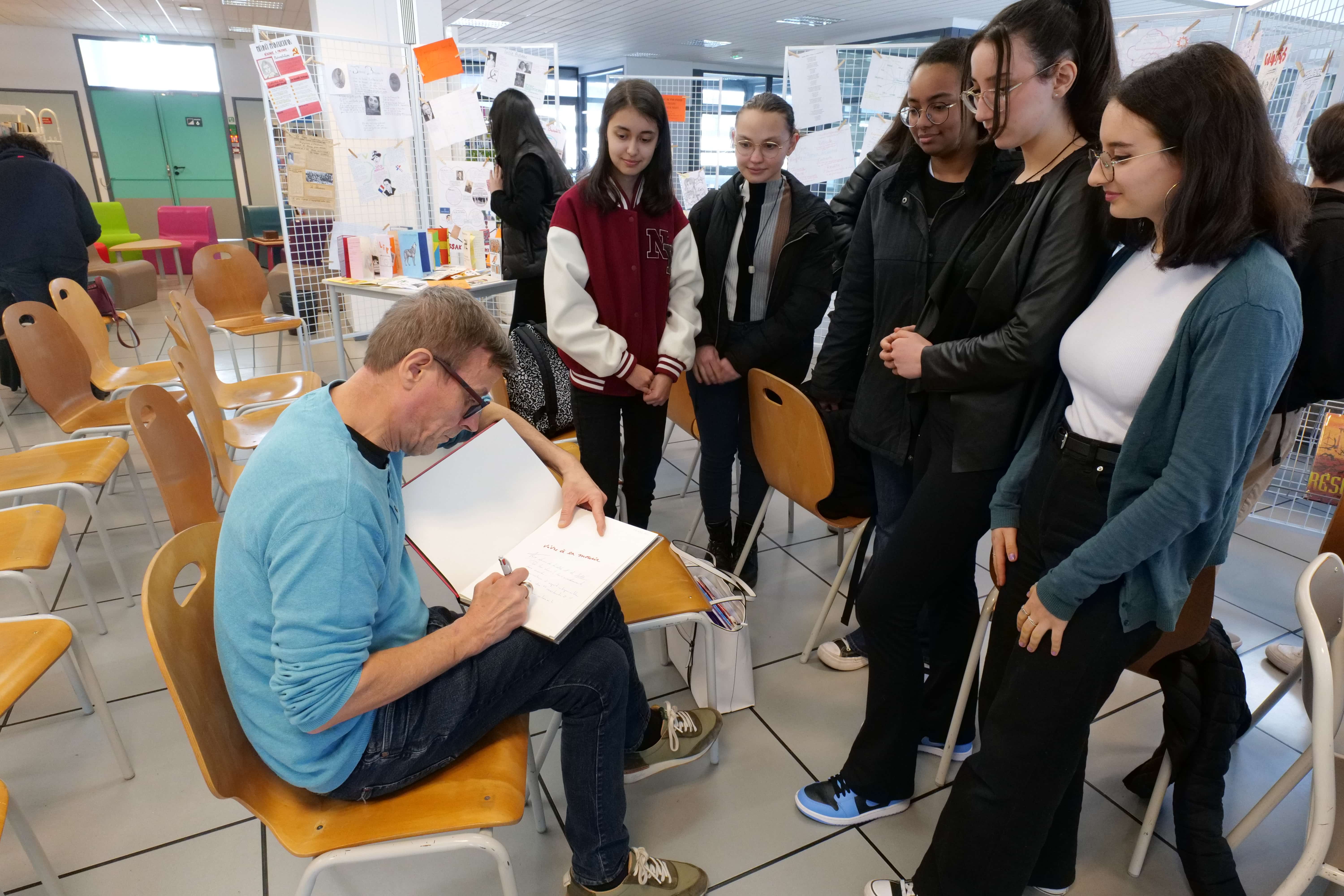 Une rencontre appréciée par l'auteur, mais aussi par les élèves et leurs professeures, qui ont fourni un gros travail en amont.