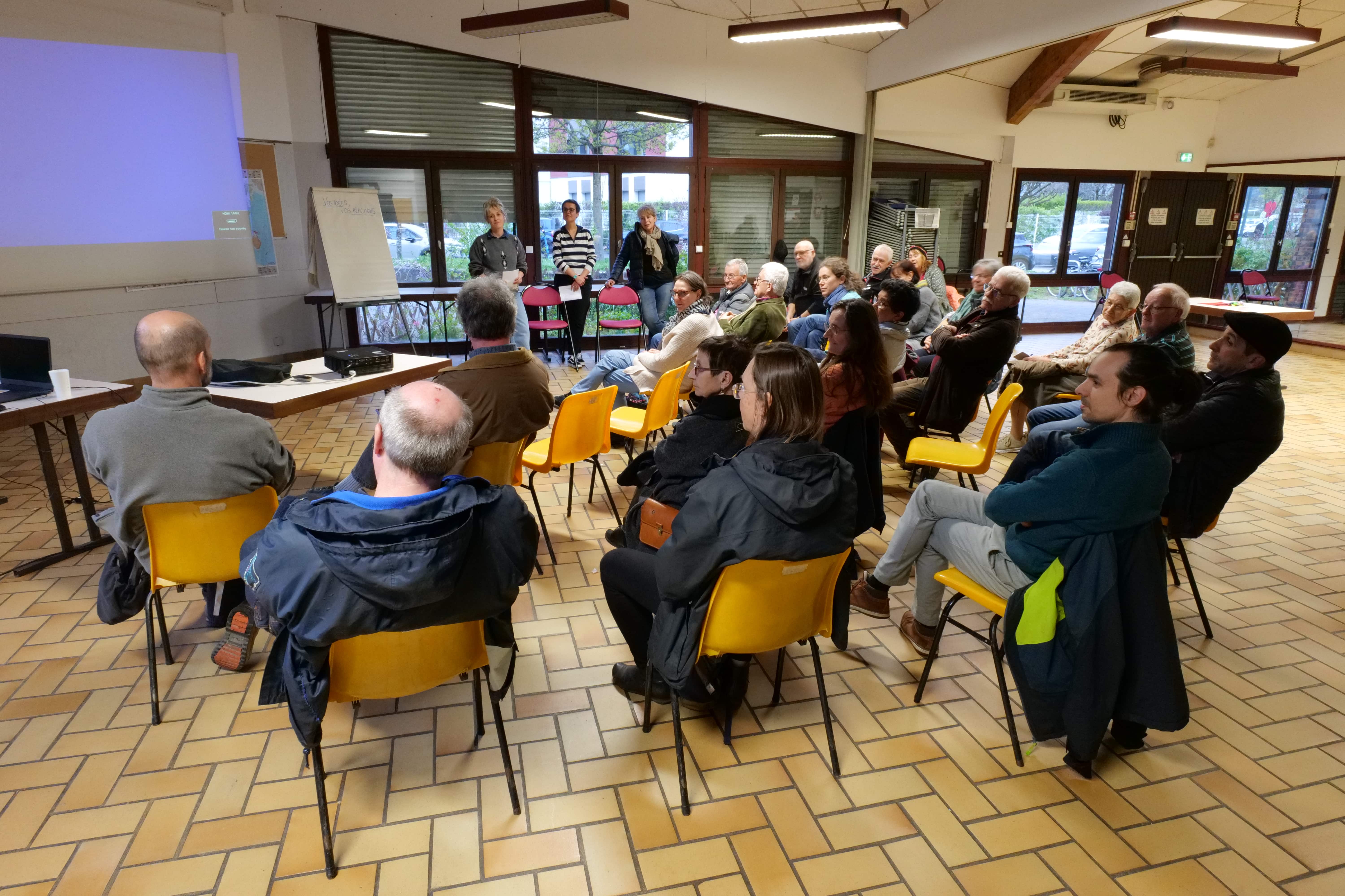 Une réunion en salle permettait d'en apprendre plus sur le projet.