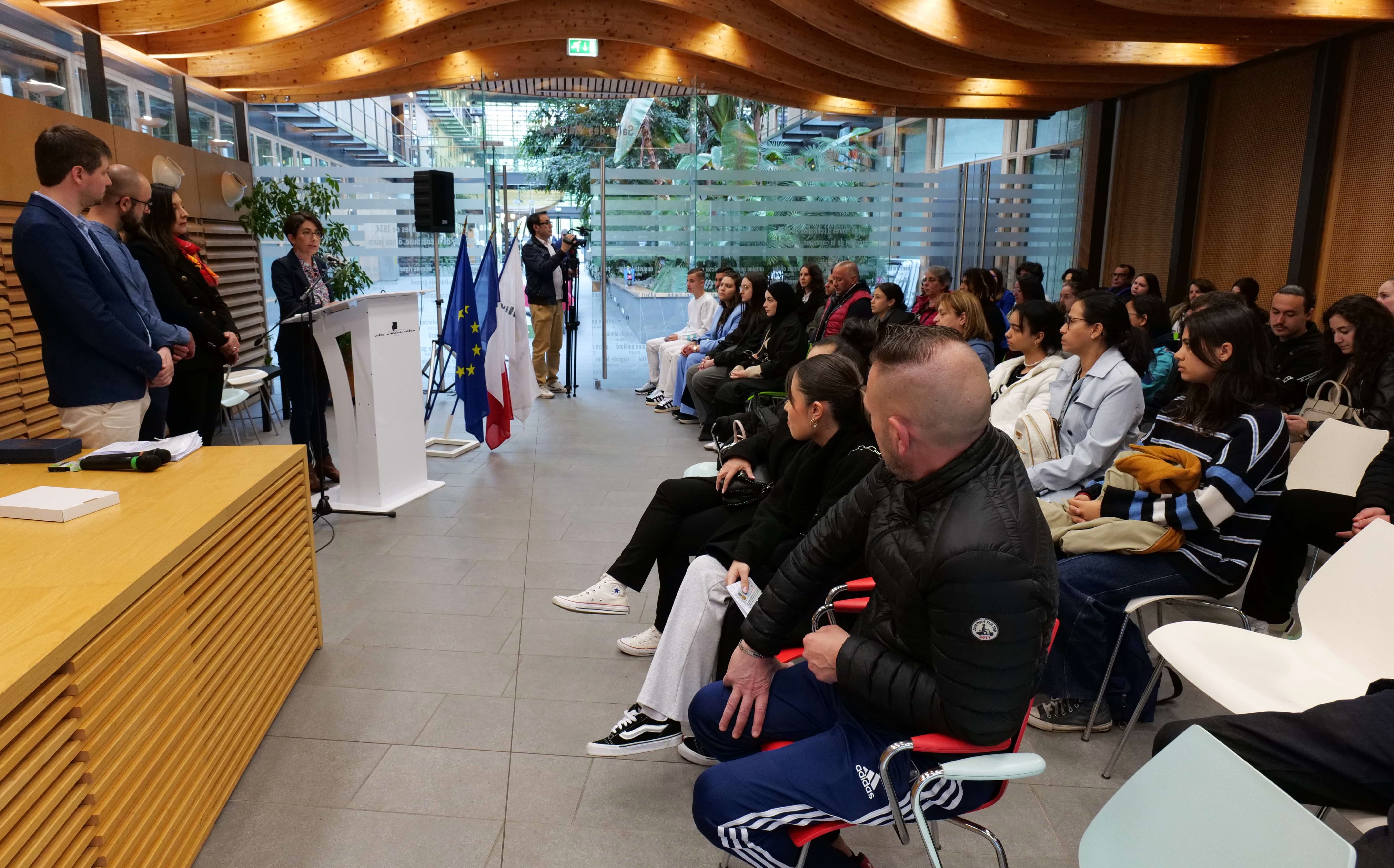 Amandine Demore, accompagnée d'Aurélien Farge, Nadjia Chabane et Maxime Favier, se félicitait de la venue des jeunes à la cérémonie.