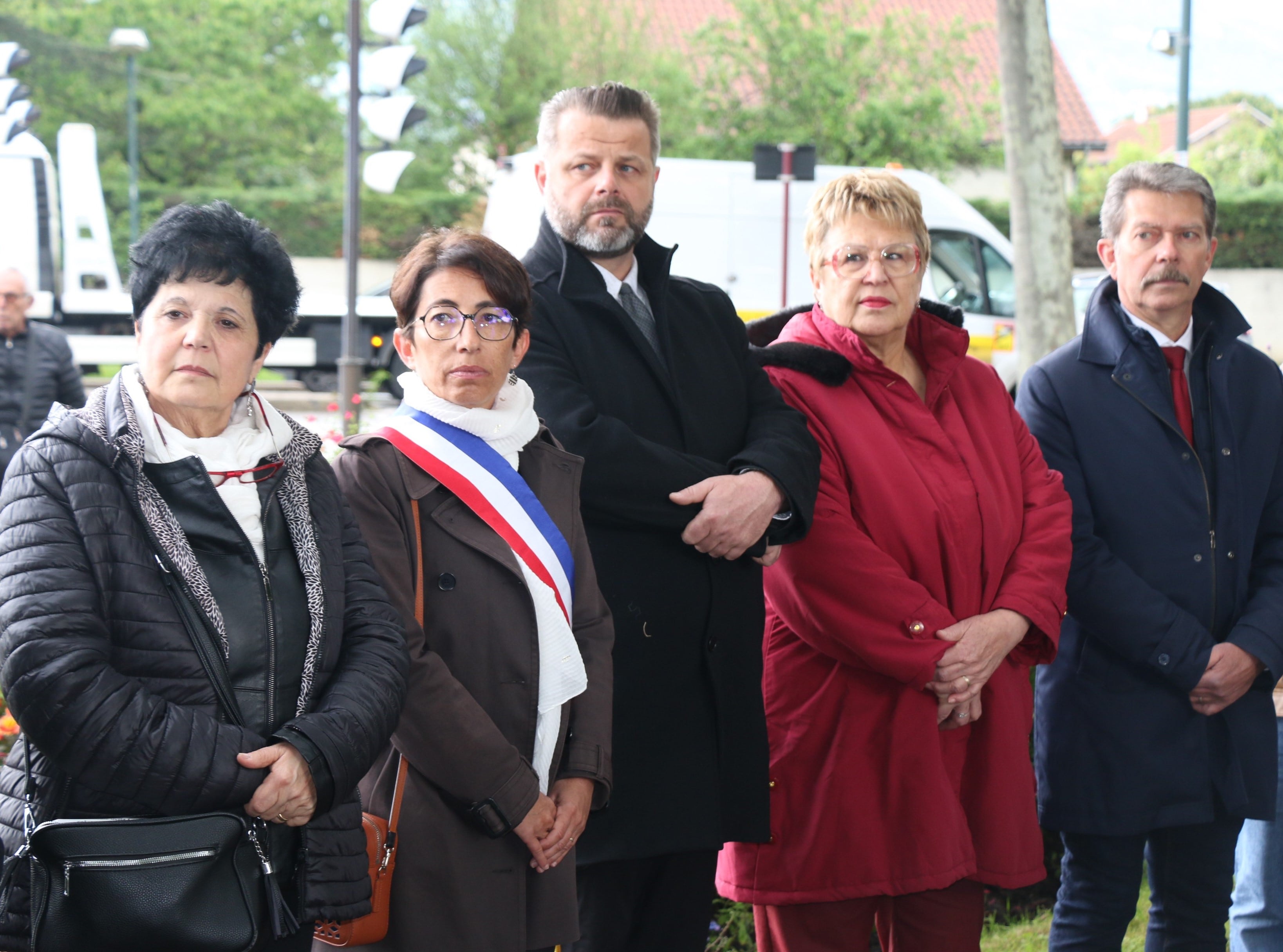 Les élu-es se recueillent devant la stèle de la Résistance.