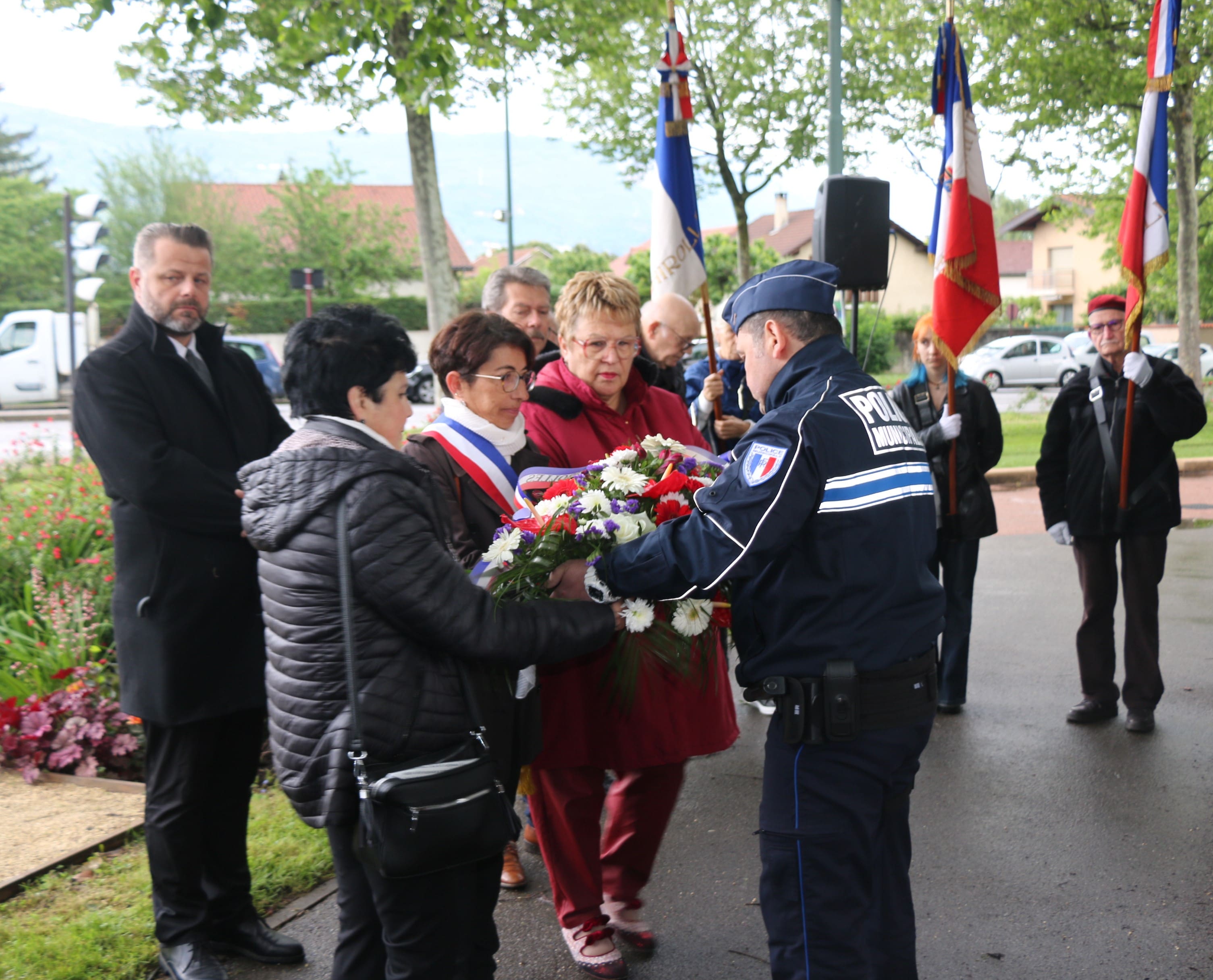 Une couronne de fleur est déposée et une minute de silence est respectée devant la stèle de la Résistance.