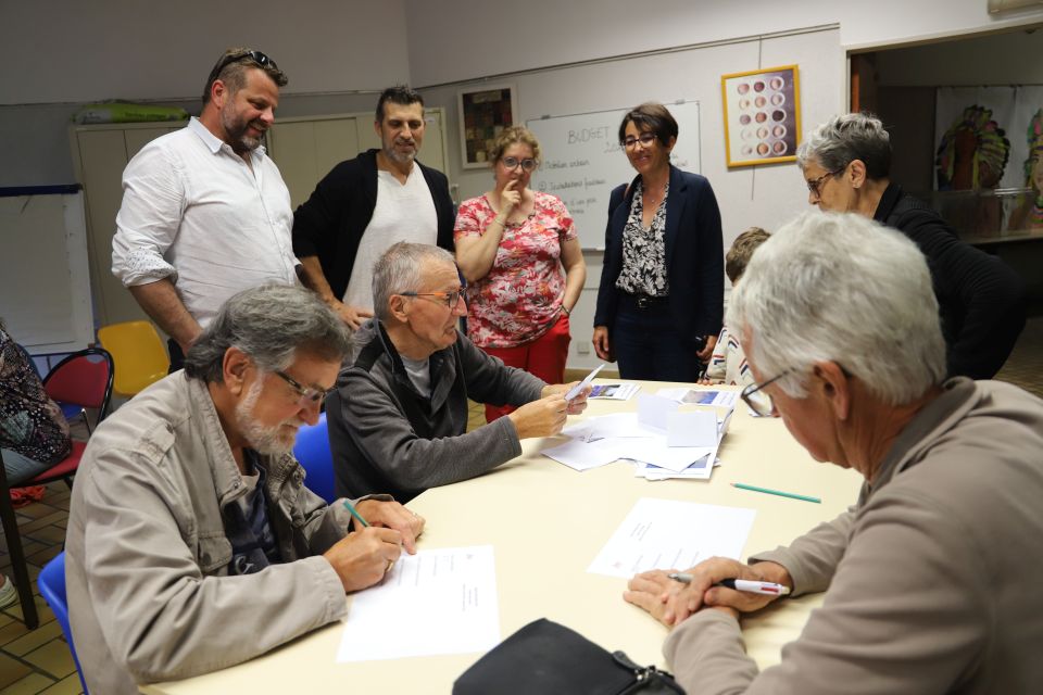 Le premier adjoint Pierre Labriet, les conseiller municipaux Sandrine Yahiel et Laurent Vanplin, et la Maire Amandine Demore ont assisté avec curiosité au second dépouillement. 