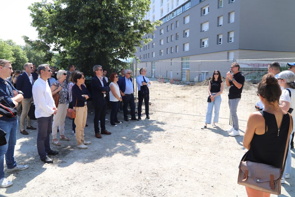 Ville Neuve : La réhabilitation des résidences Vivarais et Limousin inaugurée La déambulation a permis de constater la qualité des travaux engagés, et ceux qu'il reste à finir, ici l'achèvement des espaces publics devant la résidence du Limousin dans les semaines à venir.
