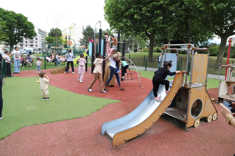 Patricia Dudonné, directrice générale de la SDH, la Maire Amandine Demore, la conseillère municipale à la Gestion urbaine de proximité et le premier adjoint Pierre Labriet ont officiellement inauguré le square de La Luire que parents et enfants n'avaient déjà pas tardés à s'approprier...