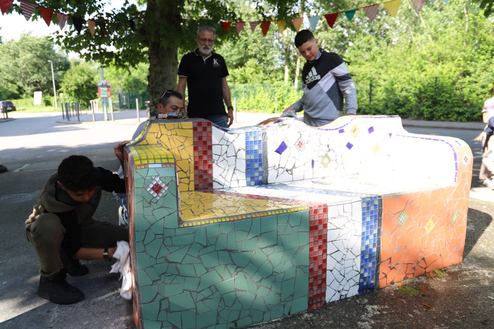 70 jeunes ont participé à la réalisation des bancs sur la place du P'tit Viscose avec l'association Dounia. Un joli travail réalisé grâce à l'implication de la MDH Ponatière, des directions sports, prévention et jeunesse de la Ville, salué par les représentantes de la Ville, d'Alpes-Isère Habitat et de l'association des habitants du quartier. 