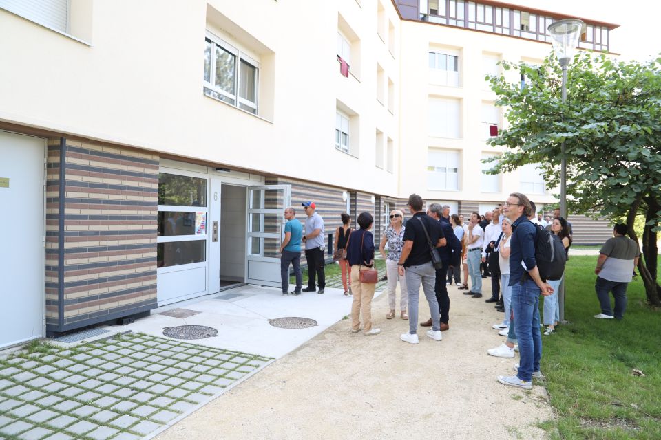 Ville Neuve : La réhabilitation des résidences Vivarais et Limousin inaugurée Les participant-es à la déambulation ont pu constater la qualité de la rénovation entreprise, tant du point de vue de la reprise des espaces publics, de l'isolation extérieure des bâtiments, que de la rénovation es parties communes.