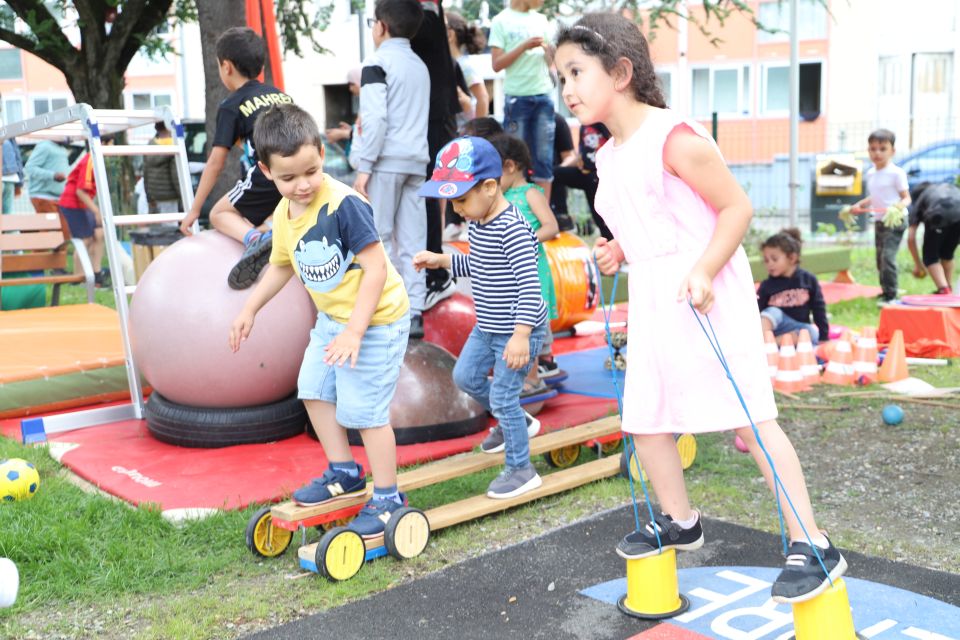 Crêpes, pop corn, barbe à papa... Les bénévoles de l'association des habitants de La Luire avaient, comme toujours, mis les petits plats dans les grands pour qu la fête soit réussie, avec aussi l'école de cirque Aux Agrès du vent, les compagnons bâtisseurs avec une activité mosaïque et la SDH avec un stand de distribution de plantes aromatiques. 
