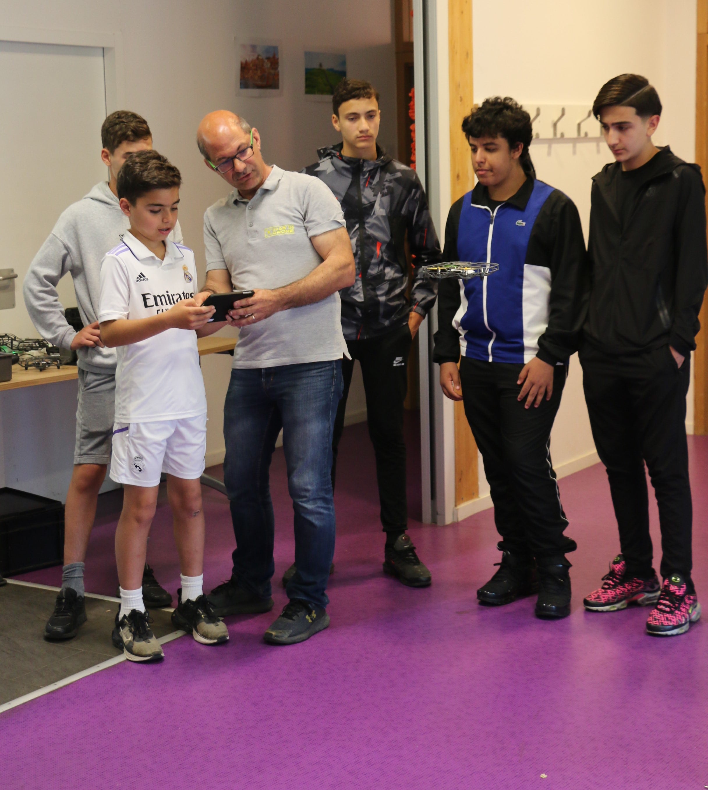 Les jeunes se sont essayés au pilotage de drone.
