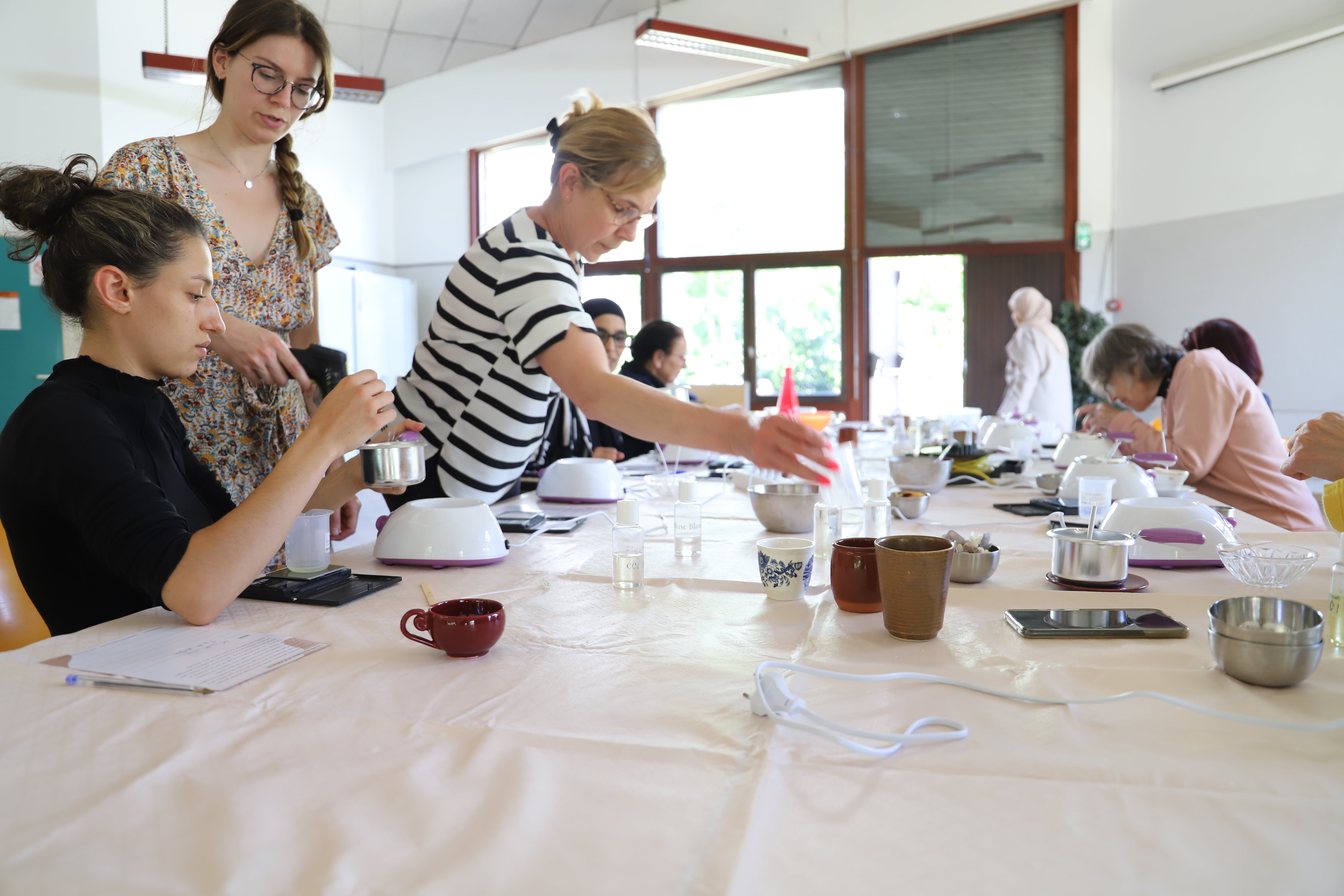 Atelier de fabrication de bougies fleuries upcyclées.